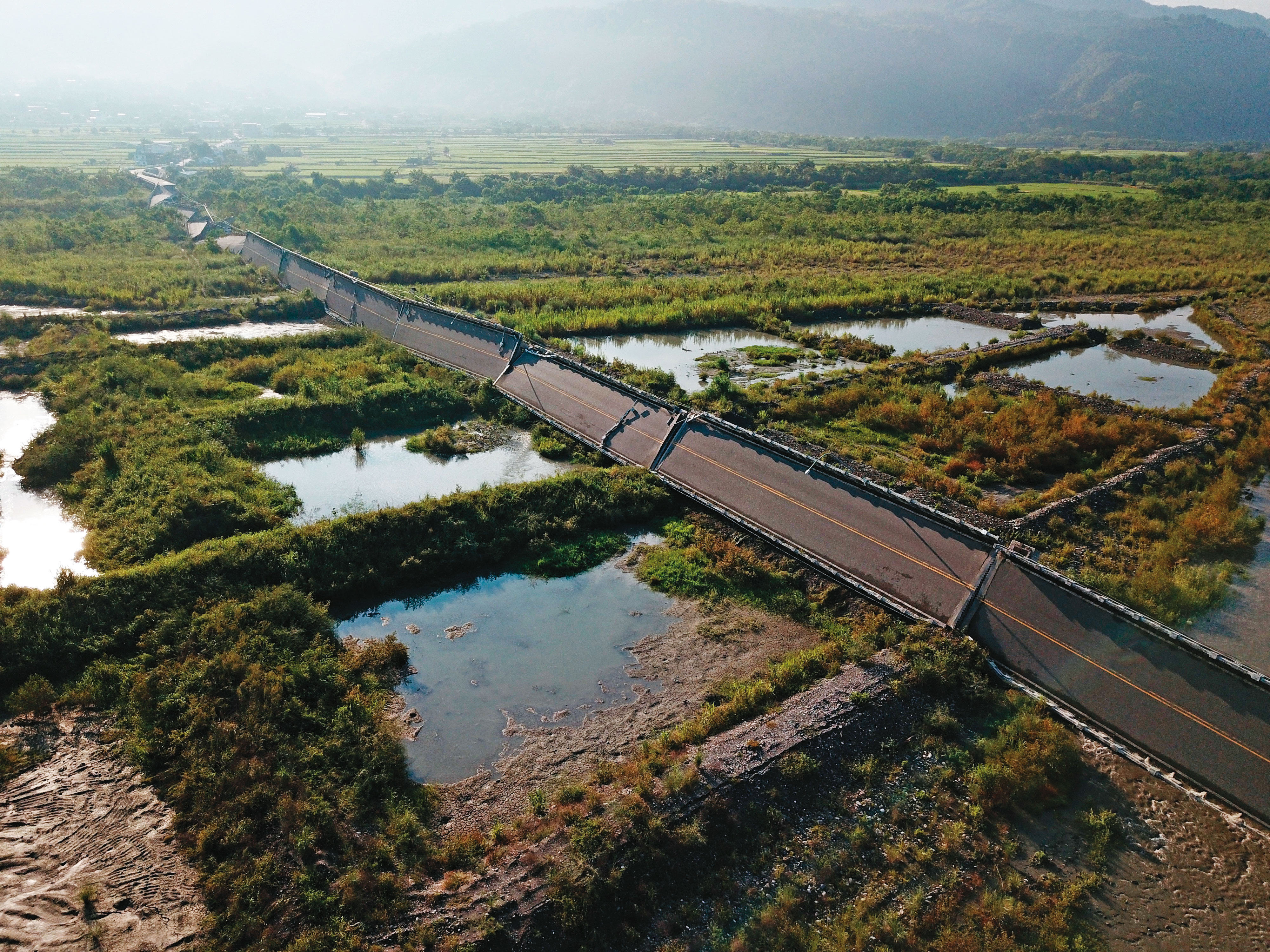橫跨秀姑巒溪的高寮大橋因強震斷成好幾截，畫面怵目驚心。