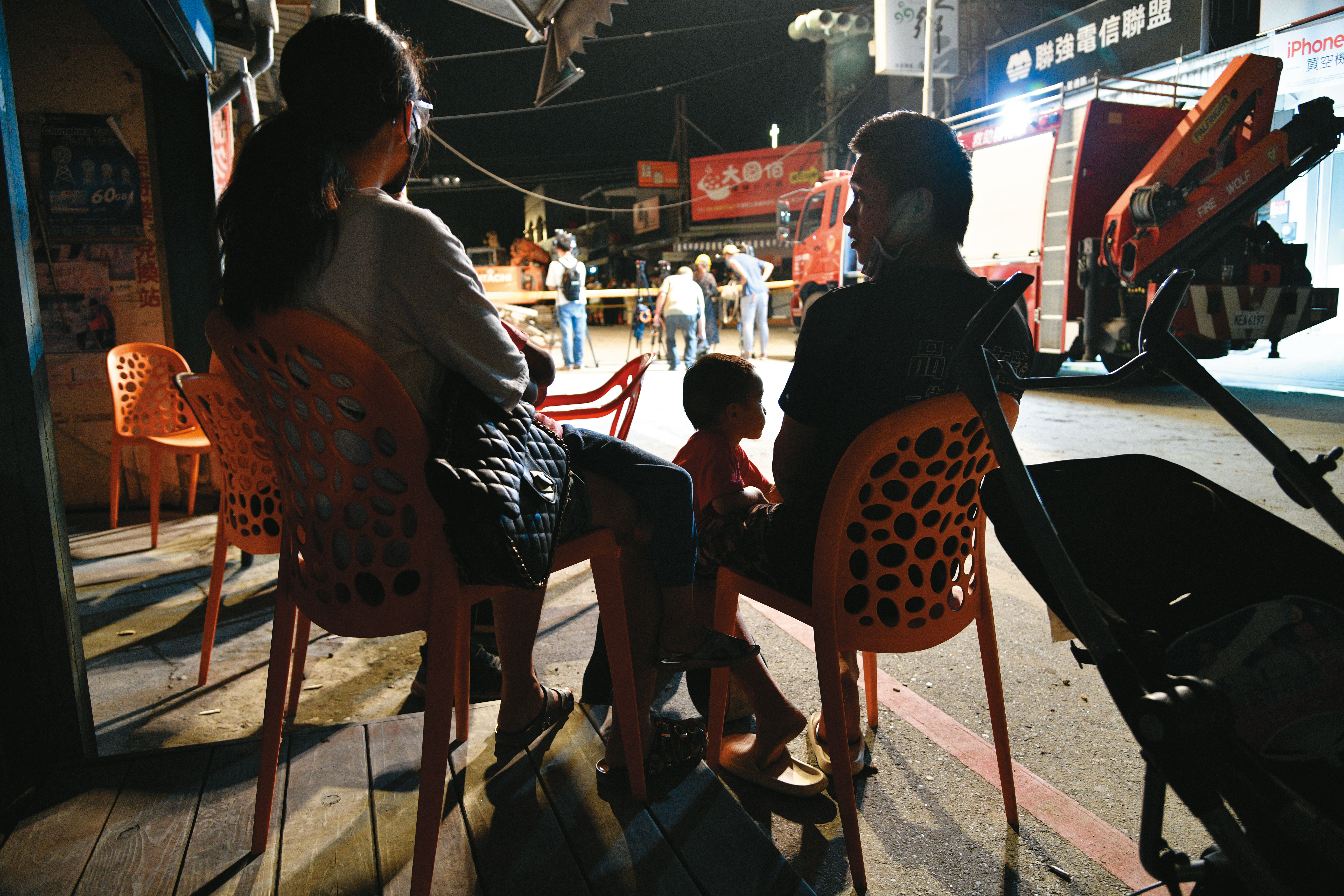 強震後餘震不斷，花蓮玉里民眾不敢回家，只好聚在屋外度過漫漫長夜。