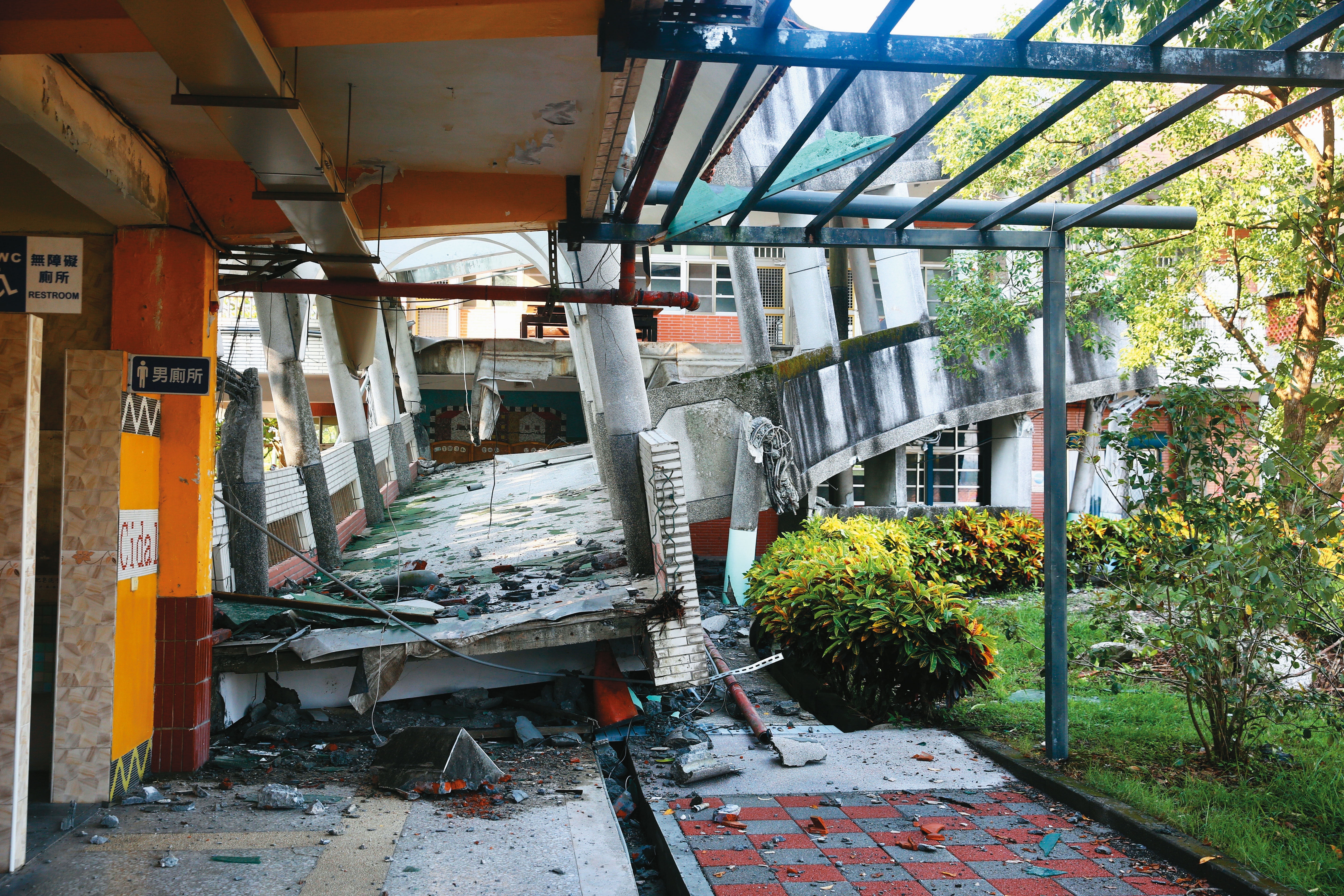 花蓮玉里春日國小校舍因強震出現毀損、倒塌等災情。