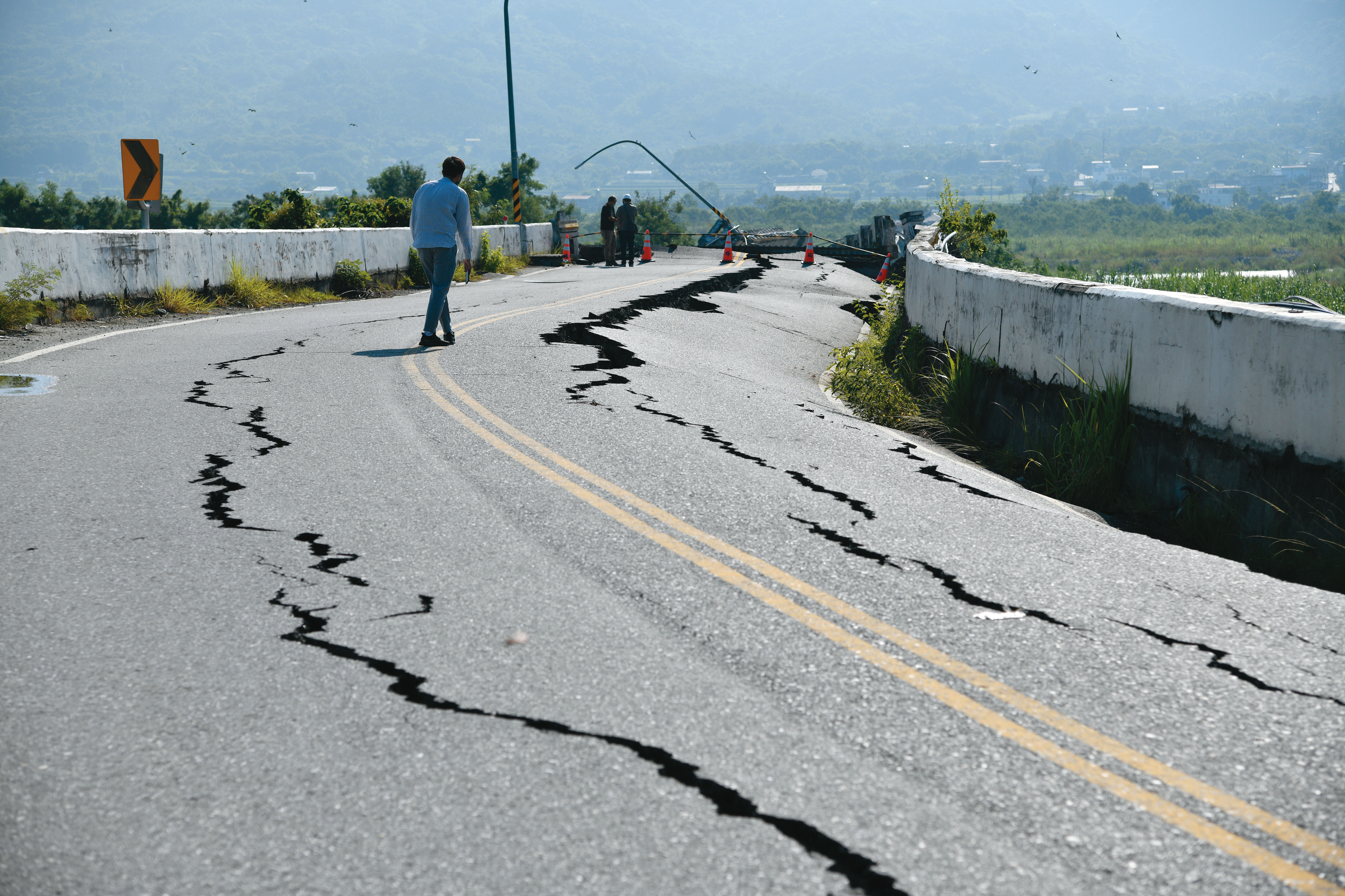 強震過後，通往玉里鎮的主要幹道出現嚴重龜裂。
