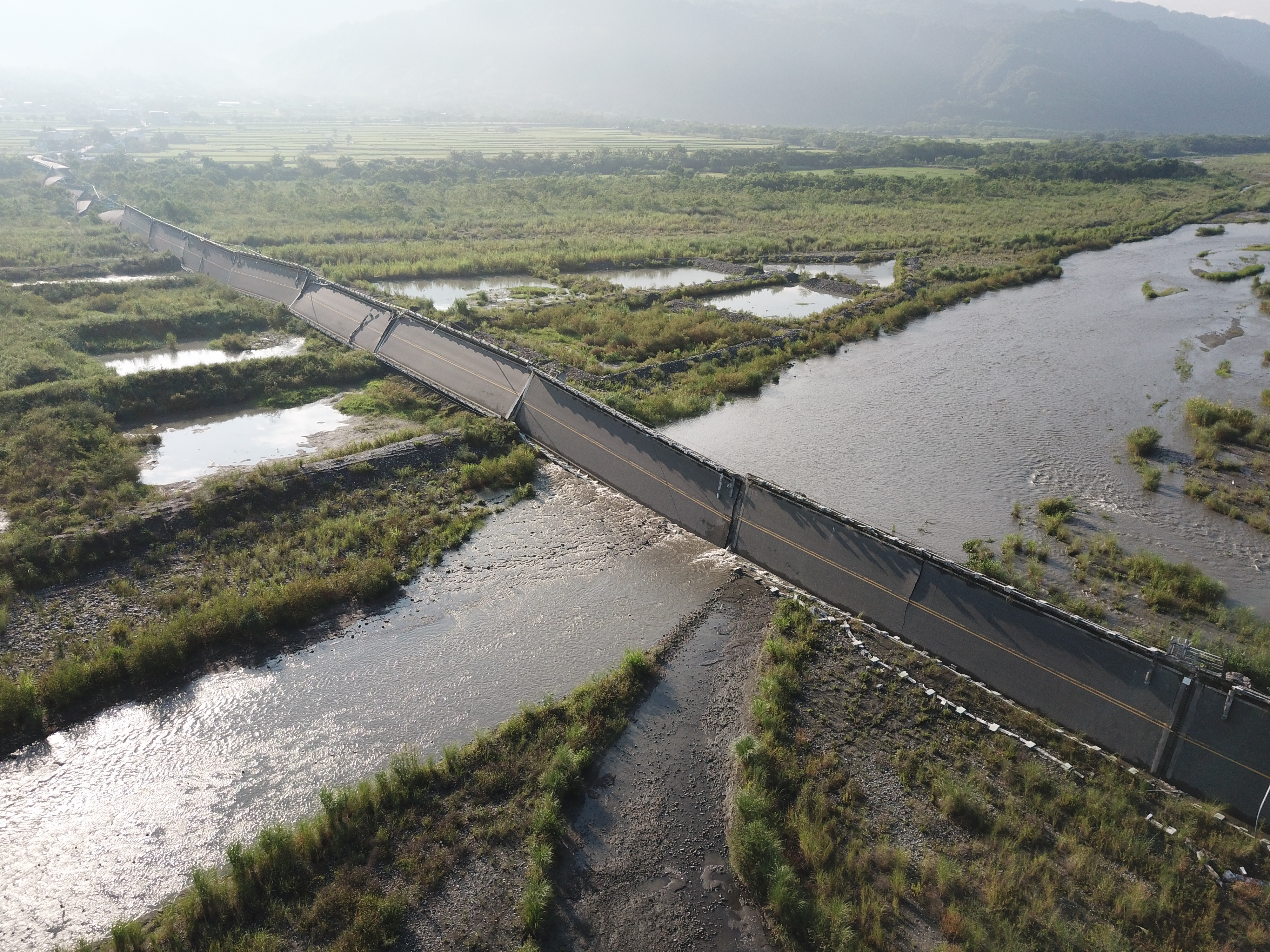 今下午4時44分發生芮氏規模6.8強震，花蓮高寮大橋被震斷。
