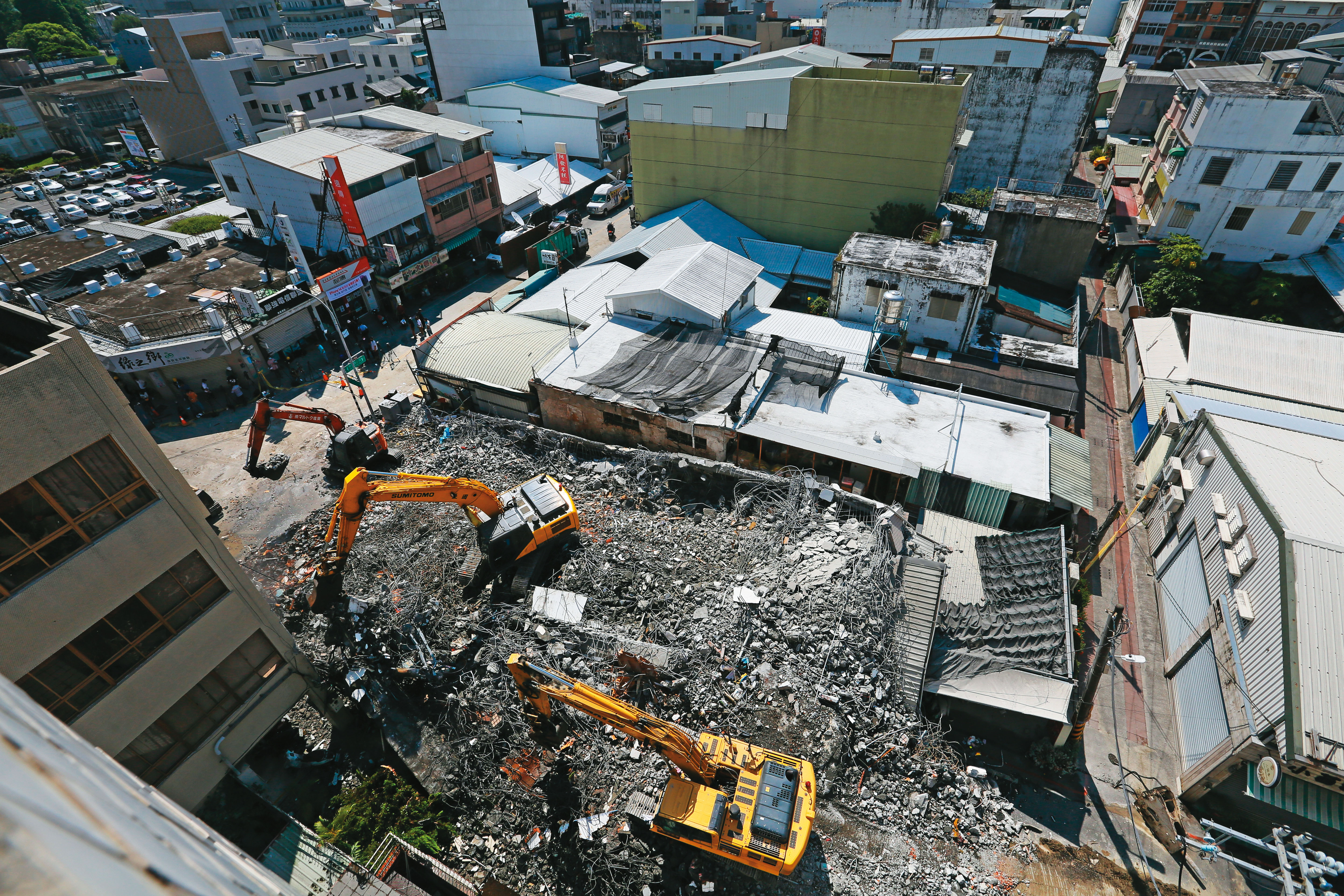 為防餘震，花蓮玉里倒塌的建築物，19日已進行拆除作業。