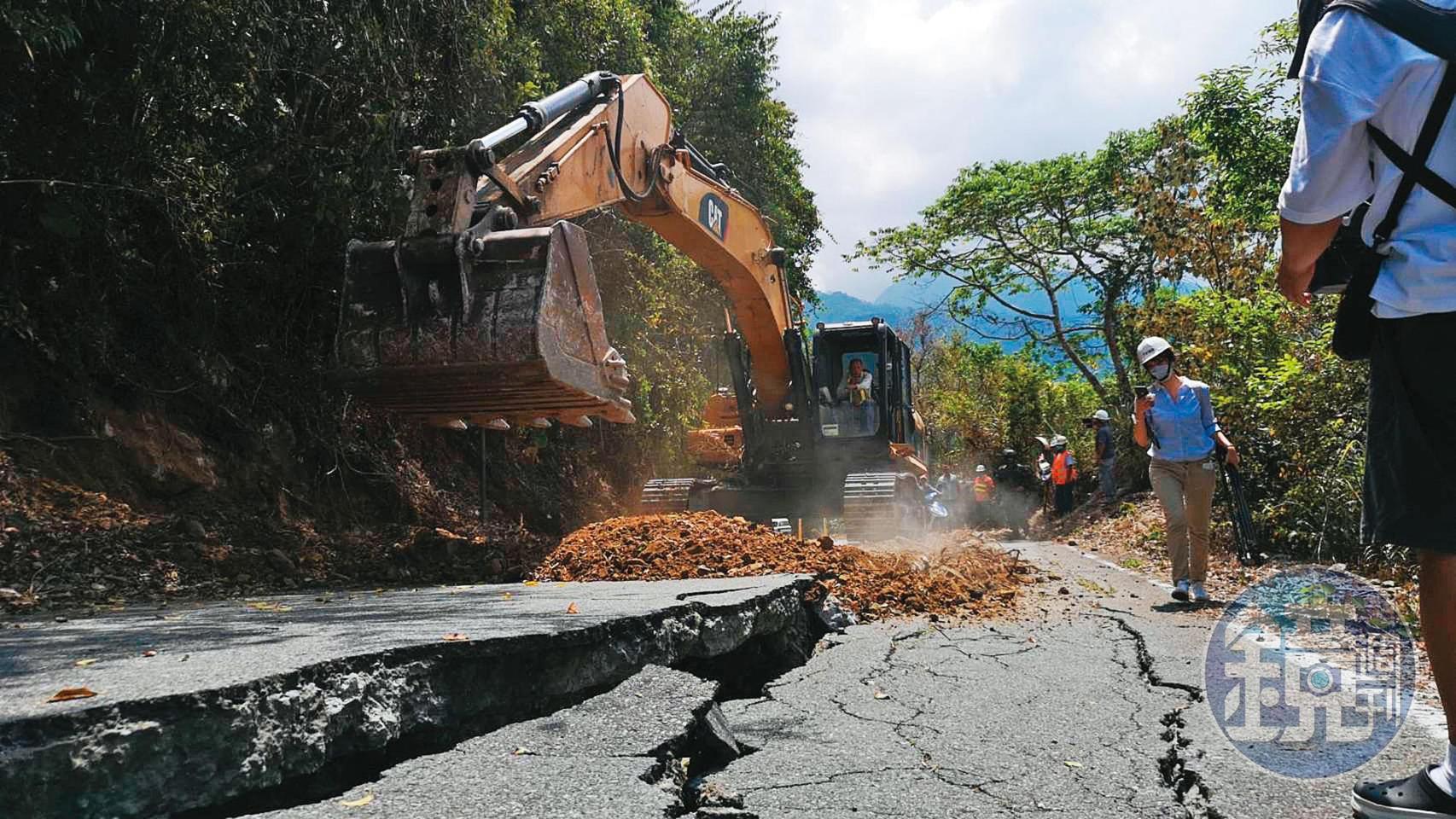 六十石山有民眾受困，救難人員緊急搶通道路。（讀者提供）