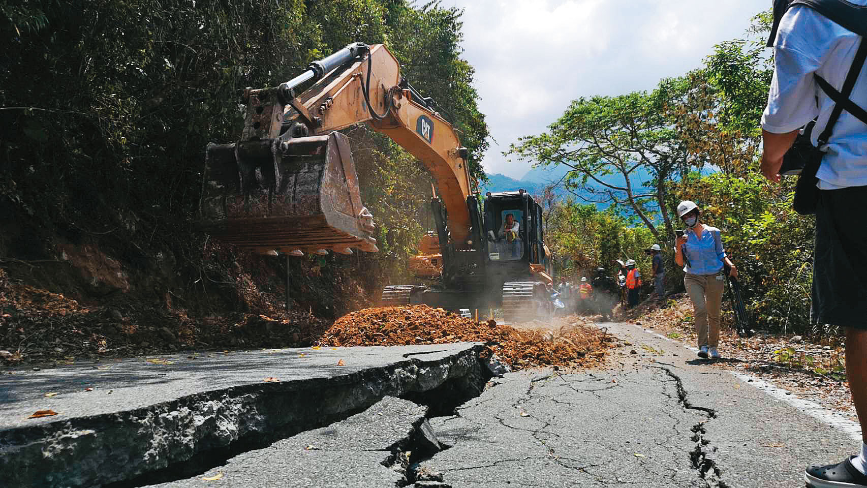 六十石山有民眾受困，救難人員緊急搶通道路。（讀者提供）