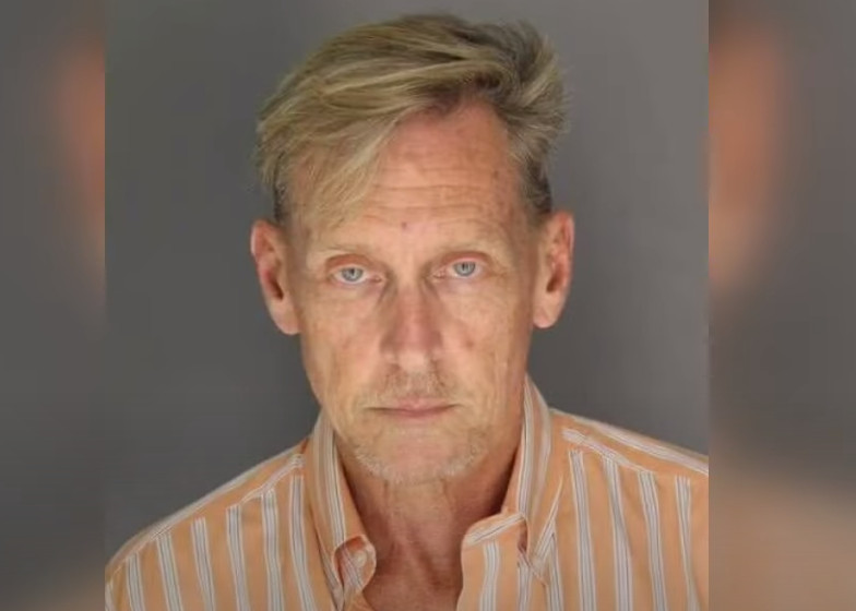 美國東密西根大學副教務長麥可大街上裸體開車自摸，遭控公然猥褻罪。（翻攝FOX 2 Detroit YouTube）