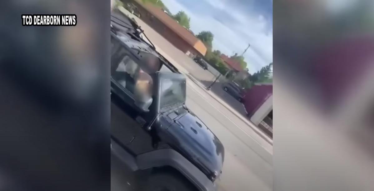 卡車司機開車時發現車外的吉普車駕駛竟裸體,而且還邊開車邊自摸。(翻攝FOX 2 Detroit YouTube)