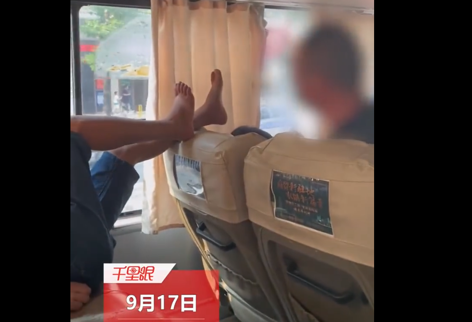 中國湖南省一名男子搭客運時，竟光腳翹在前座椅背上，大剌剌放在前座女子頭上。（翻攝微博@搜狐千里眼）