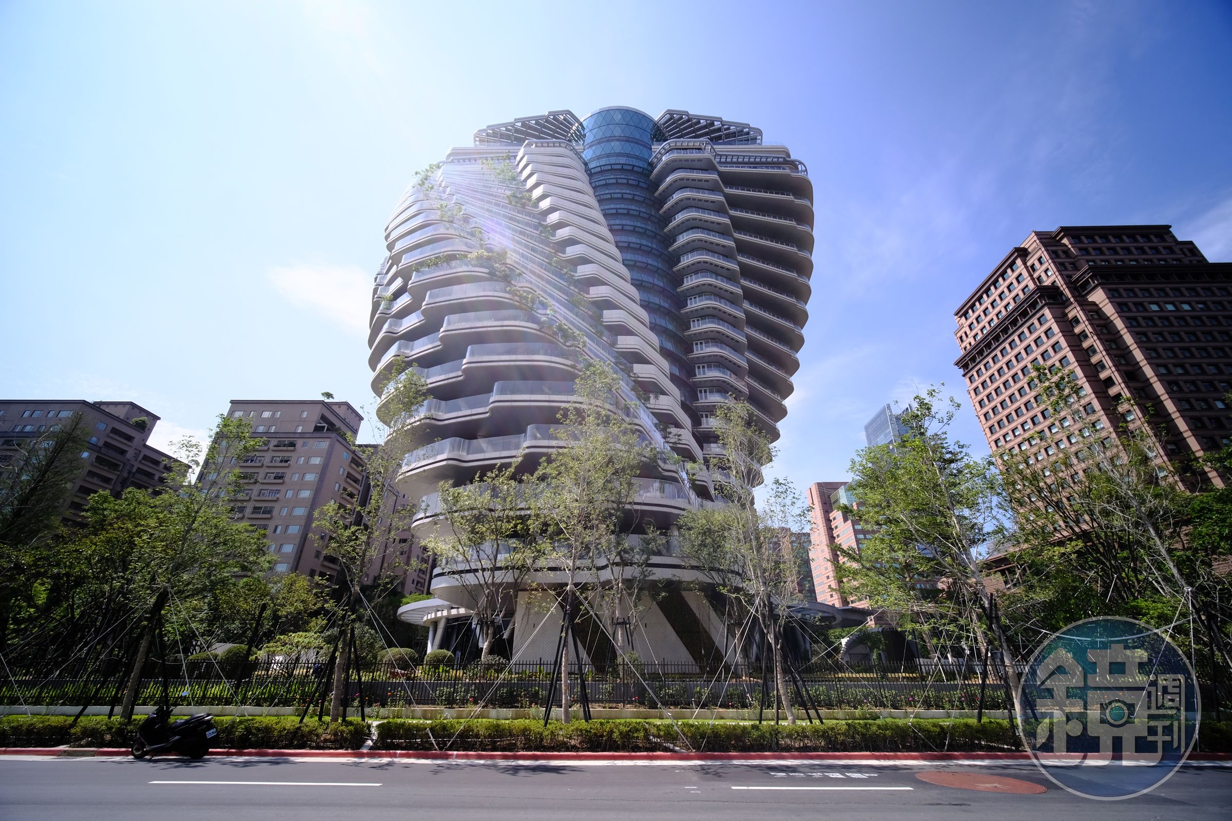台北信義計畫區豪宅「陶朱隱園」結構體耐震等級等同核能發電廠 ，結構壽命可長達千年。