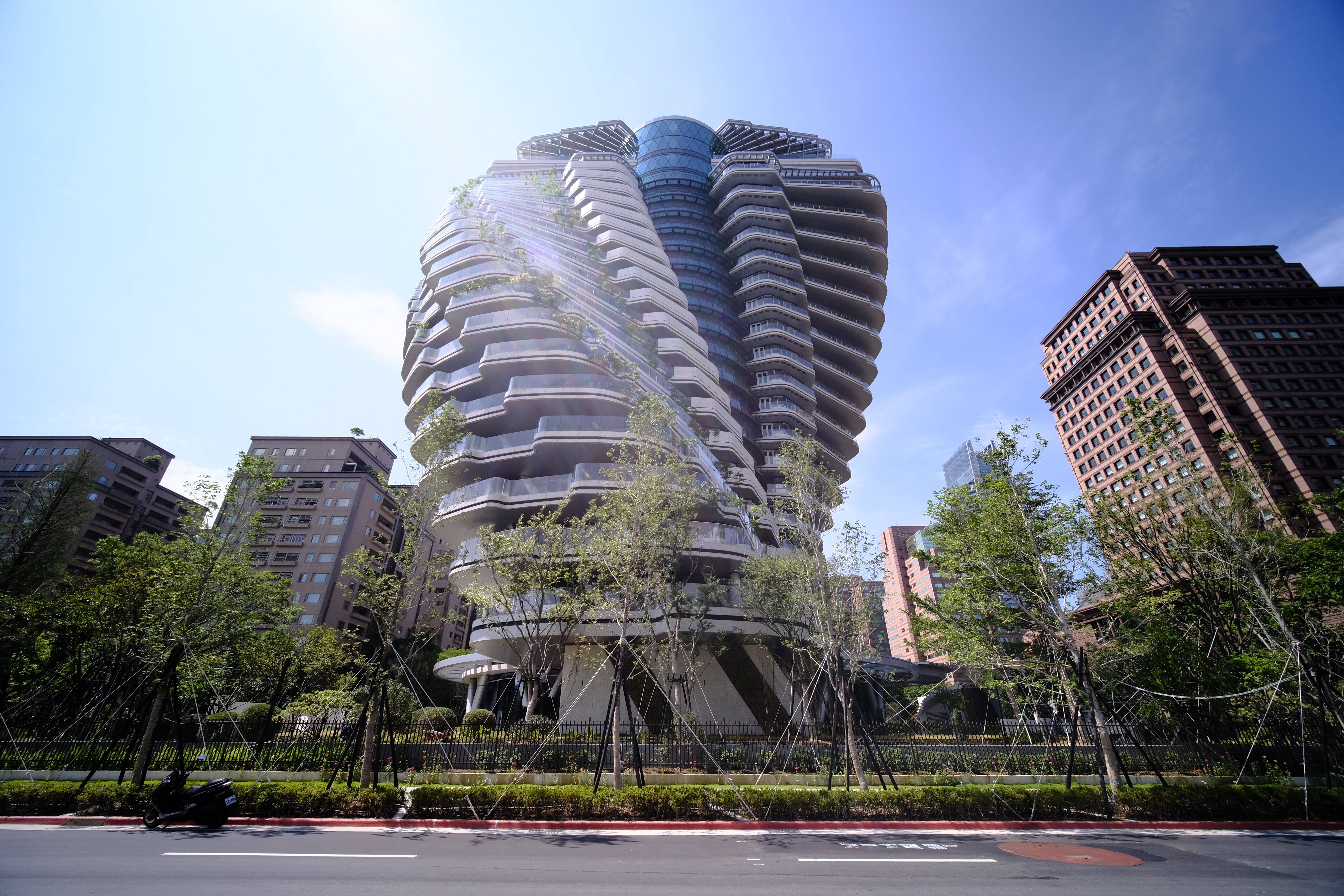 台北信義計畫區豪宅「陶朱隱園」結構體耐震等級等同核能發電廠 ，結構壽命可長達千年。