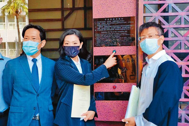  捲入論文抄襲風暴，高虹安（左二）8月赴北檢提告。（高虹安辦公室提供）