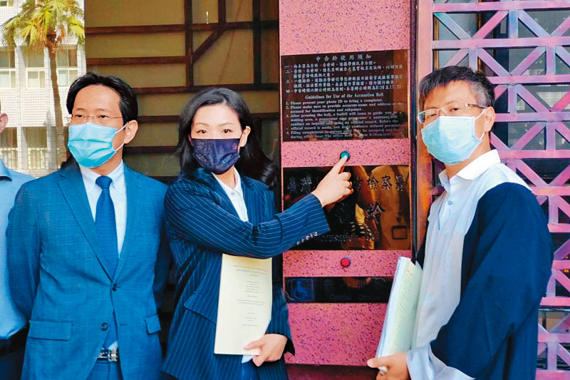 捲入論文抄襲風暴,高虹安(左二)8月赴北檢提告。(高虹安辦公室提供)