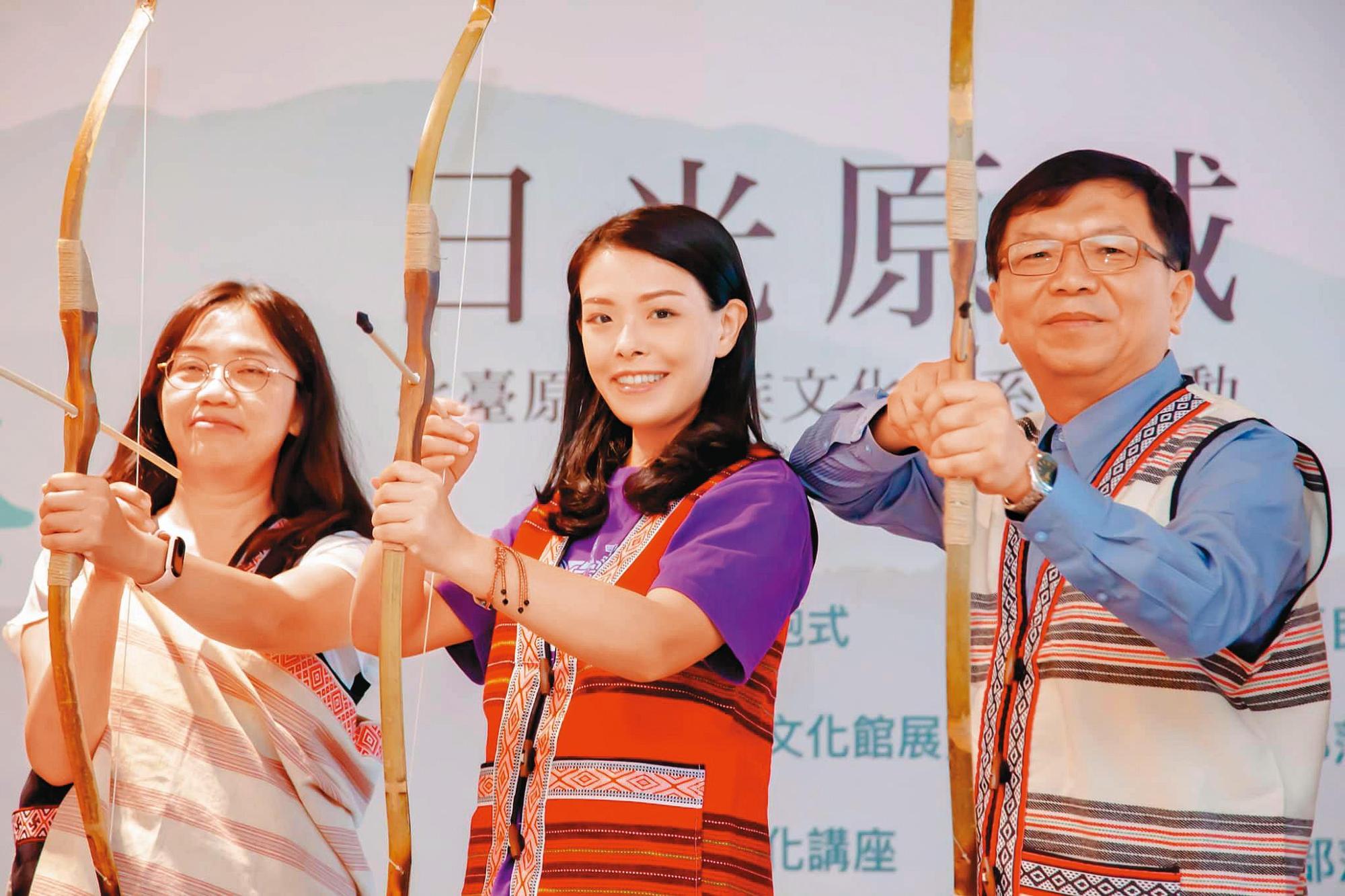 高虹安（中）目前為民眾黨新竹市長參選人，如今捲入論文疑雲，恐衝擊選情。（翻攝高虹安臉書）