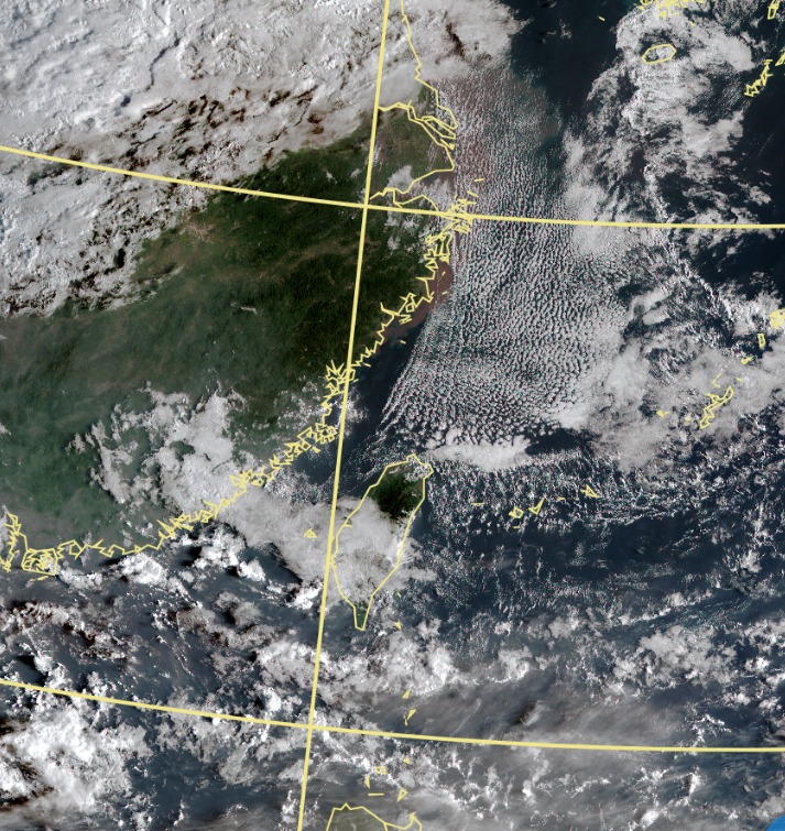 吳聖宇曝光衛星雲圖，稱「冷空氣的胞狀雲街，代表東北風南下增強的軌跡」。（翻攝自吳聖宇臉書）