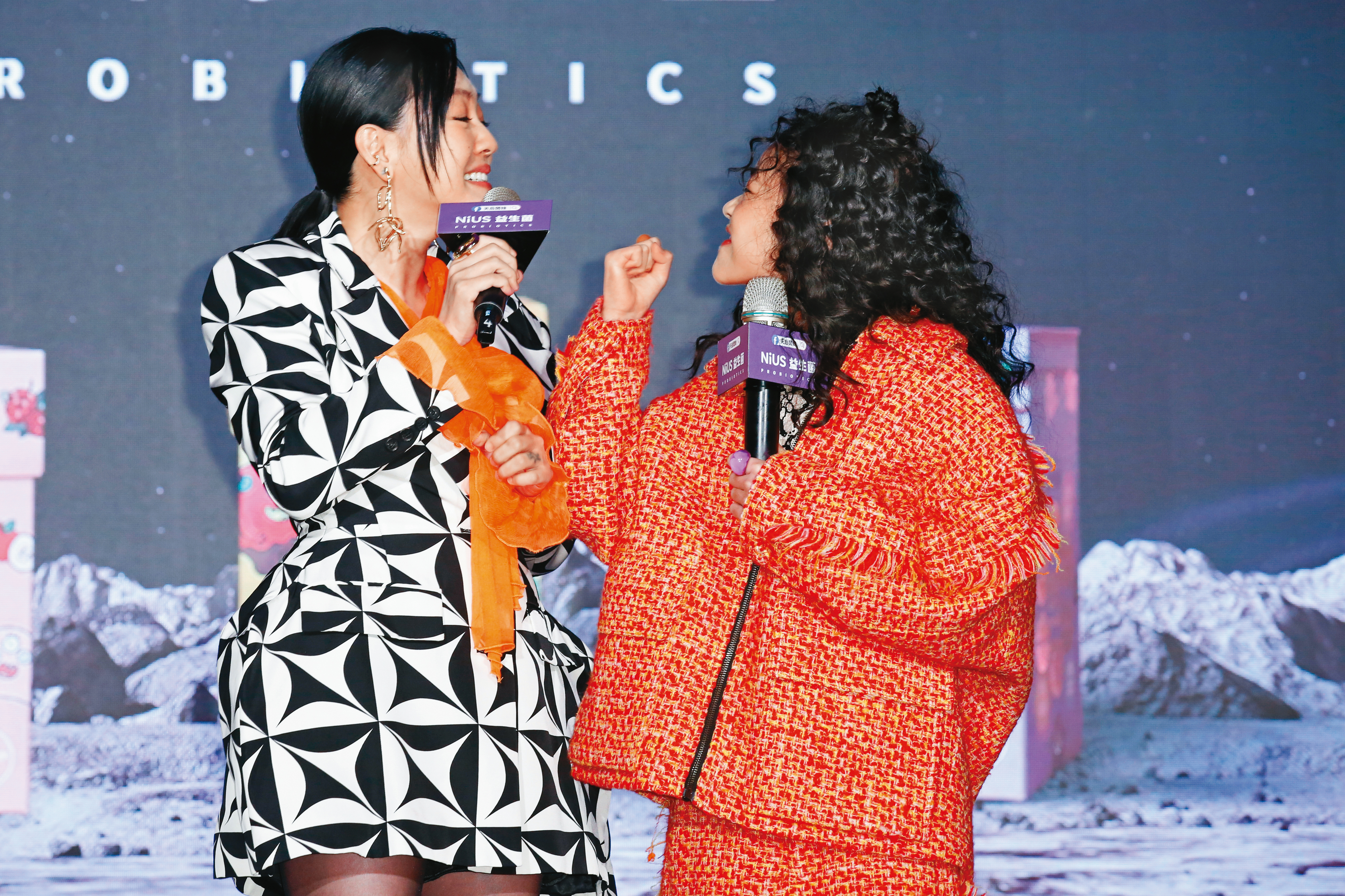 媒體問許老三（右）想上媽媽小S（左）的節目嗎？許老三直白回答：「很無聊耶～」痾…小S的槍呢？（吼）