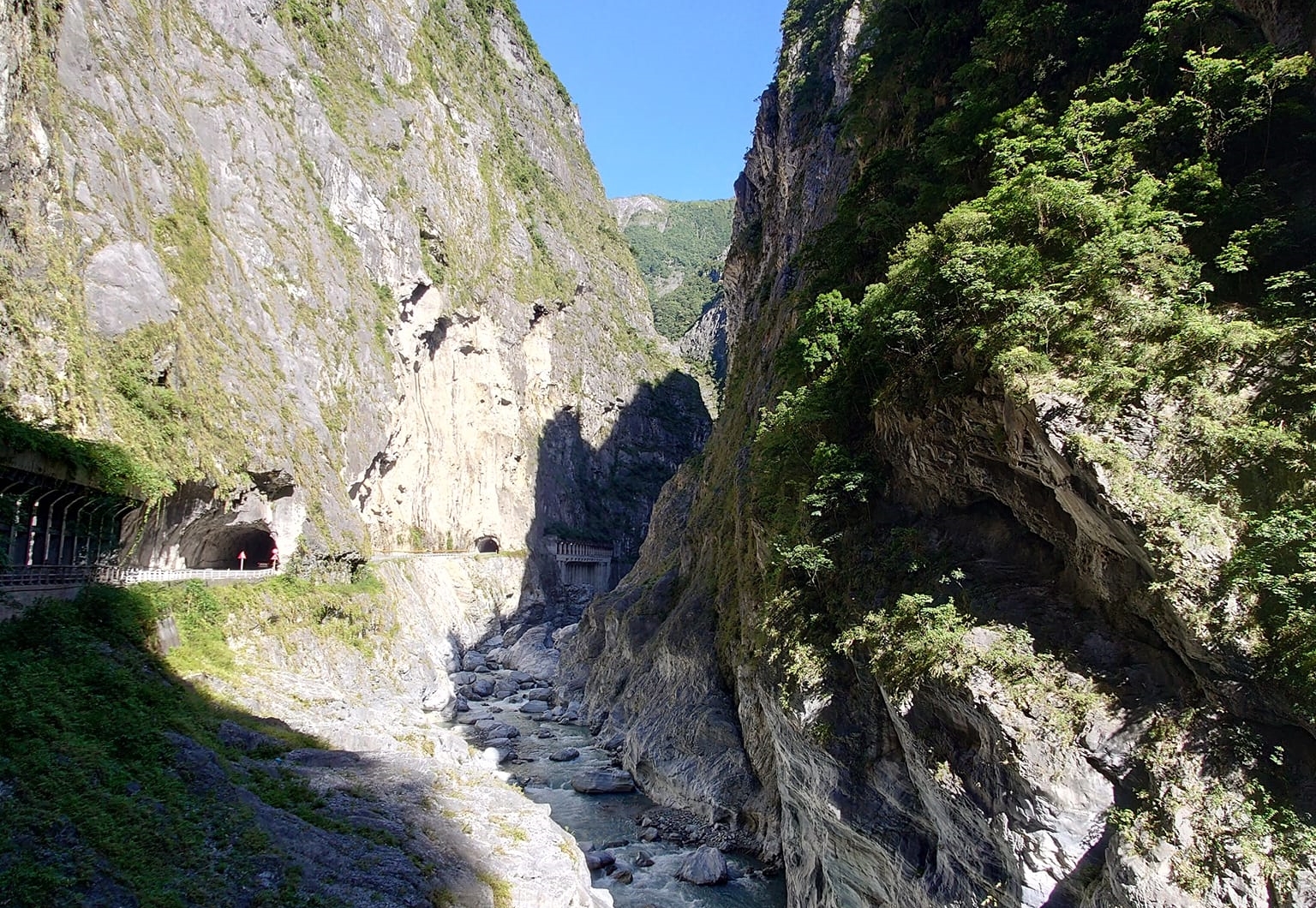 太魯閣國家公園表示，目前園區內建築設施、步道及公路交通尚無地震災損情形，但山區步道及聯外道路地質脆弱路段，崩塌、落石風險大為提高，「請暫時避免山區活動」。（翻攝自太魯閣國家公園臉書）