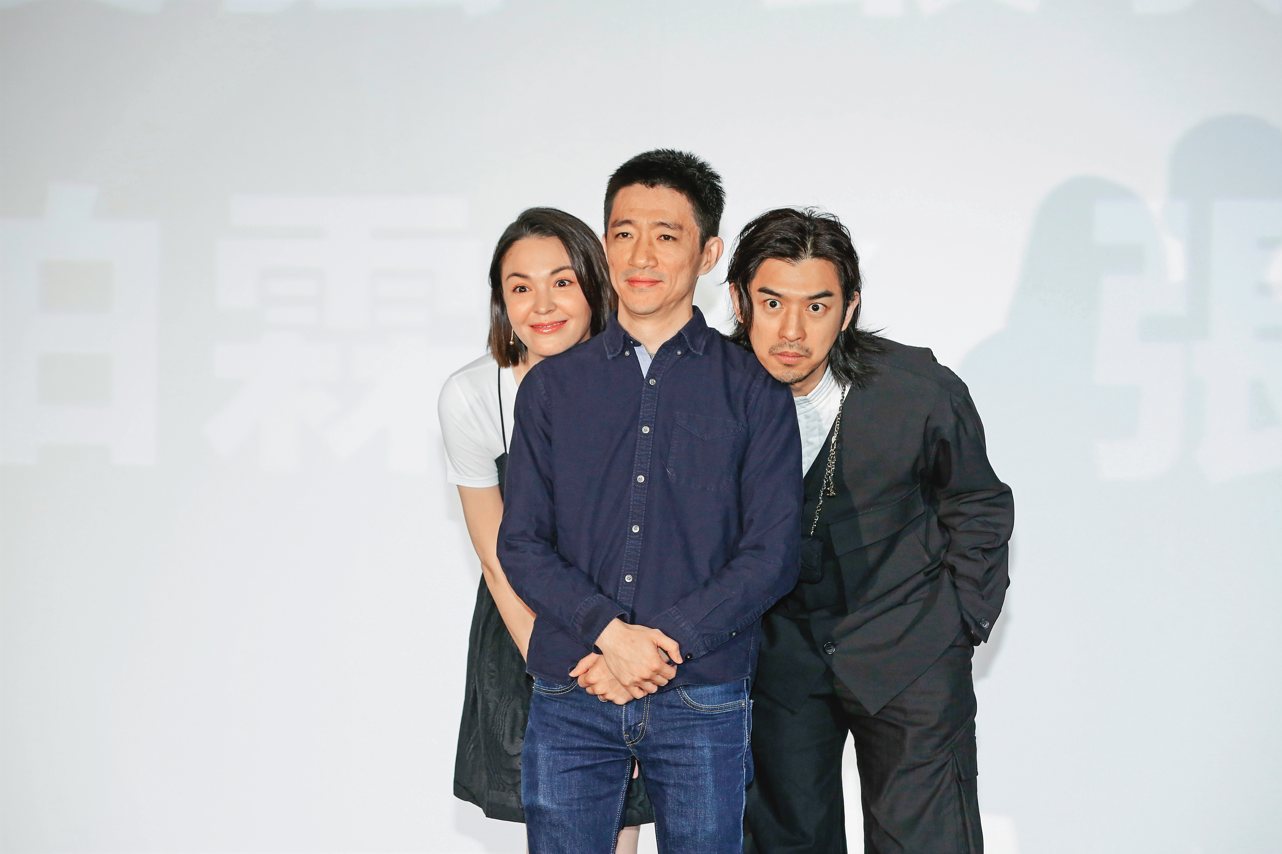 去年初陳柏霖（右起）和《鬼才之道》導演徐漢強、女主角張榕容一起出席前導預告片發布會。