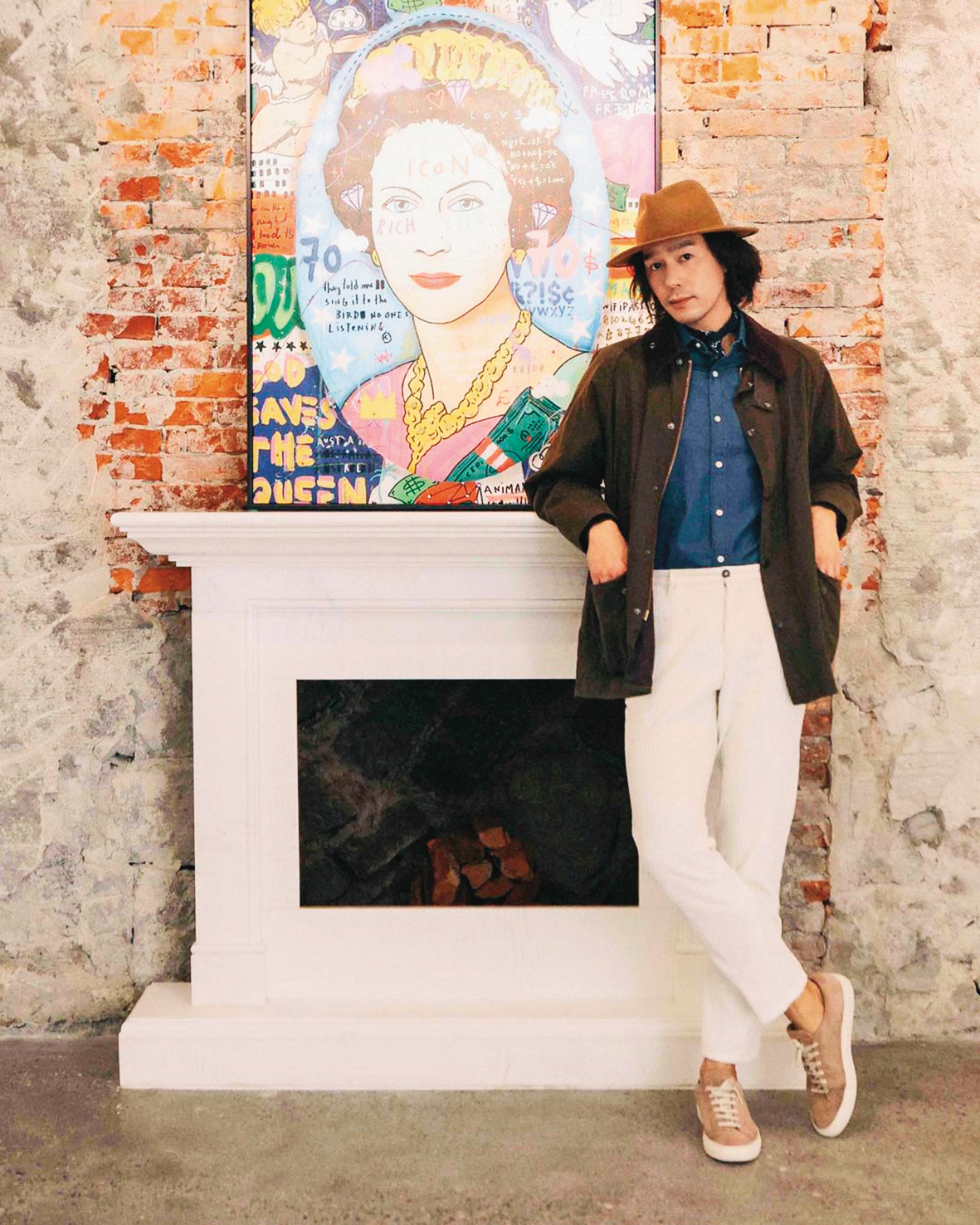 壁紙小開丁春誠為父親的丁丁畫廊藝術策展,親自說服藝術家參展,還帶父親觀覽解說塗鴉藝術,讓長輩耳目一新稱讚:「這很屌喔。」