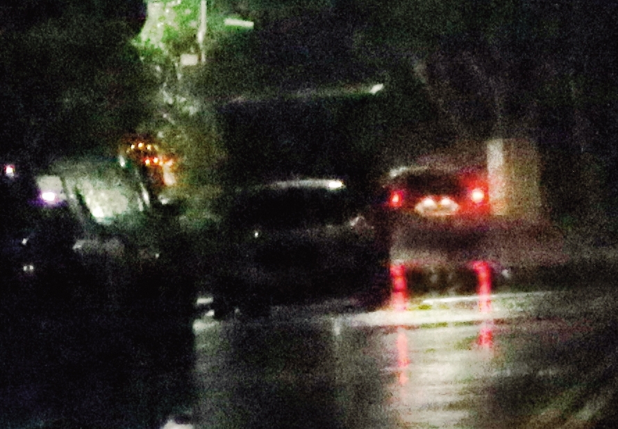 9/14,00:26,謝京穎開車回家,卻刻意在停車場的入口等了一下。