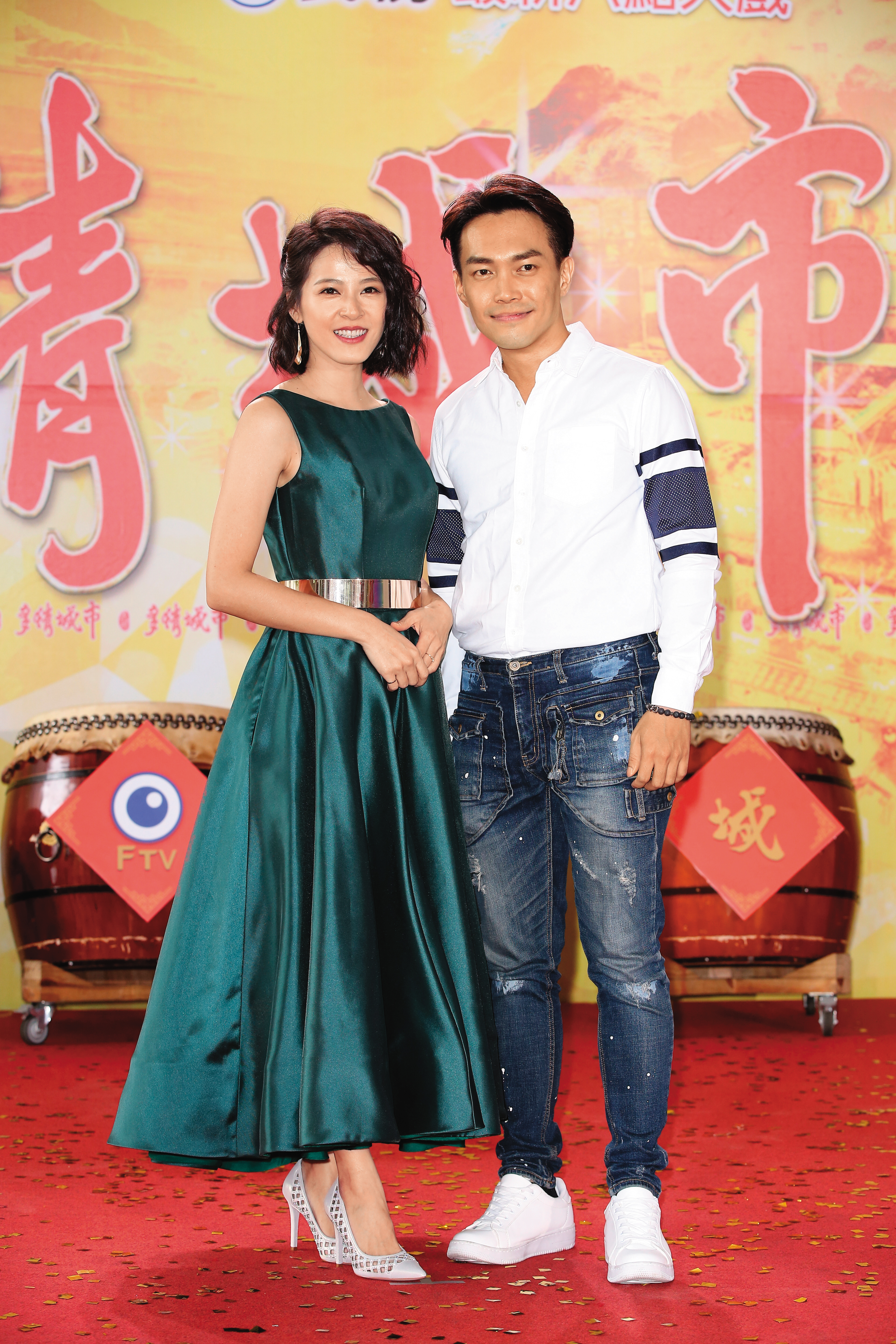 許仁杰在鄉土劇中滿受歡迎,對外形象也是好男人,但據傳下戲後就變了另一個人。左為蘇晏沛。