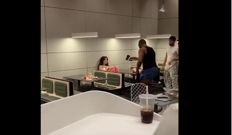 帕拉西奧斯在美國紐約麥當勞搭訕女子遭拒,竟持斧頭威脅。(翻攝推特@World Latin Honey)