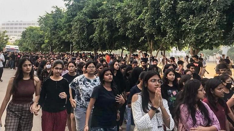 印度昌加迪爾大學60多名女學生洗澡遭偷拍勒索，爆發學生示威抗議事件。（翻攝自推特）