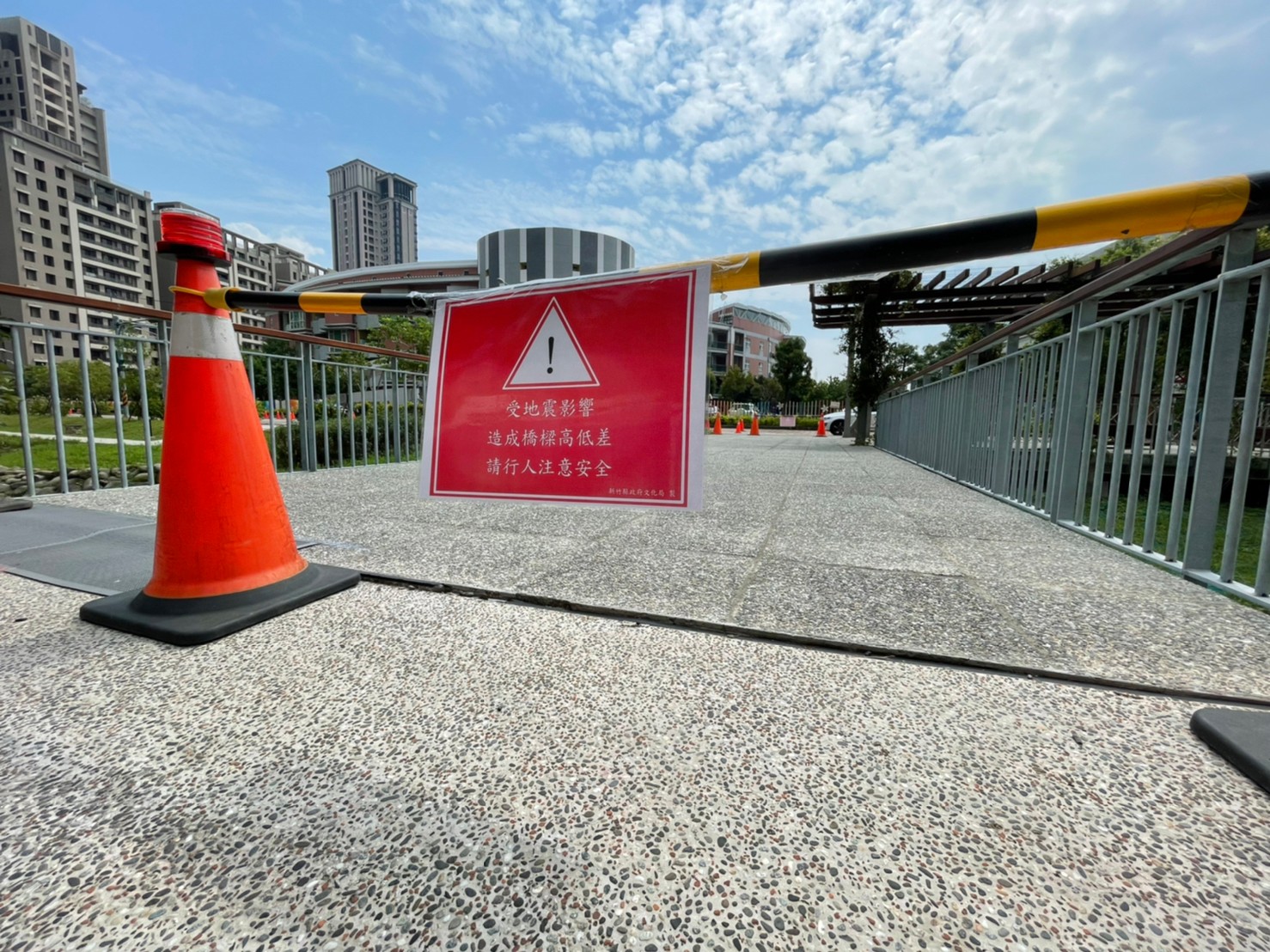 興隆國小前東興圳通學橋，因為地震而產生高低差。（翻攝自鄭朝方臉書）