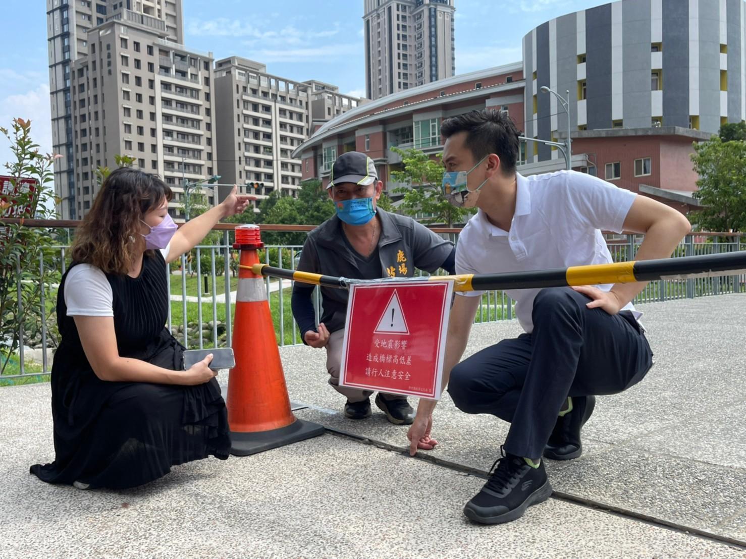 竹北興隆國小前方東興圳通學橋地面因地震隆起害學童絆倒,鄭朝方獲悉後前往現場會勘,商議解決辦法。(翻攝自鄭朝方臉書)