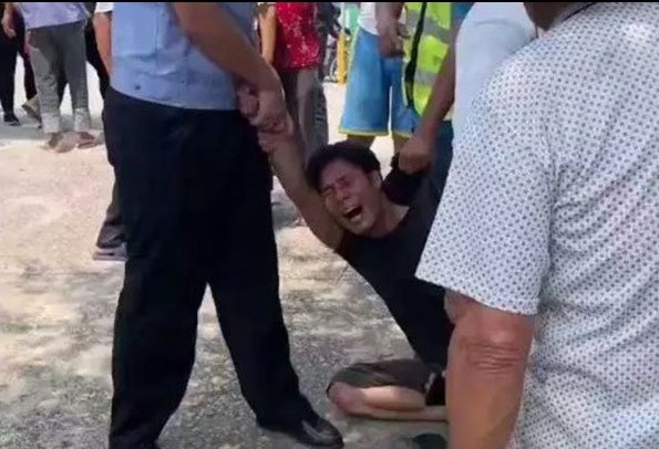 畜生父親！受不了養家前妻要再婚，竟把4子女丟入江裡致2孩慘死。（翻自微博）