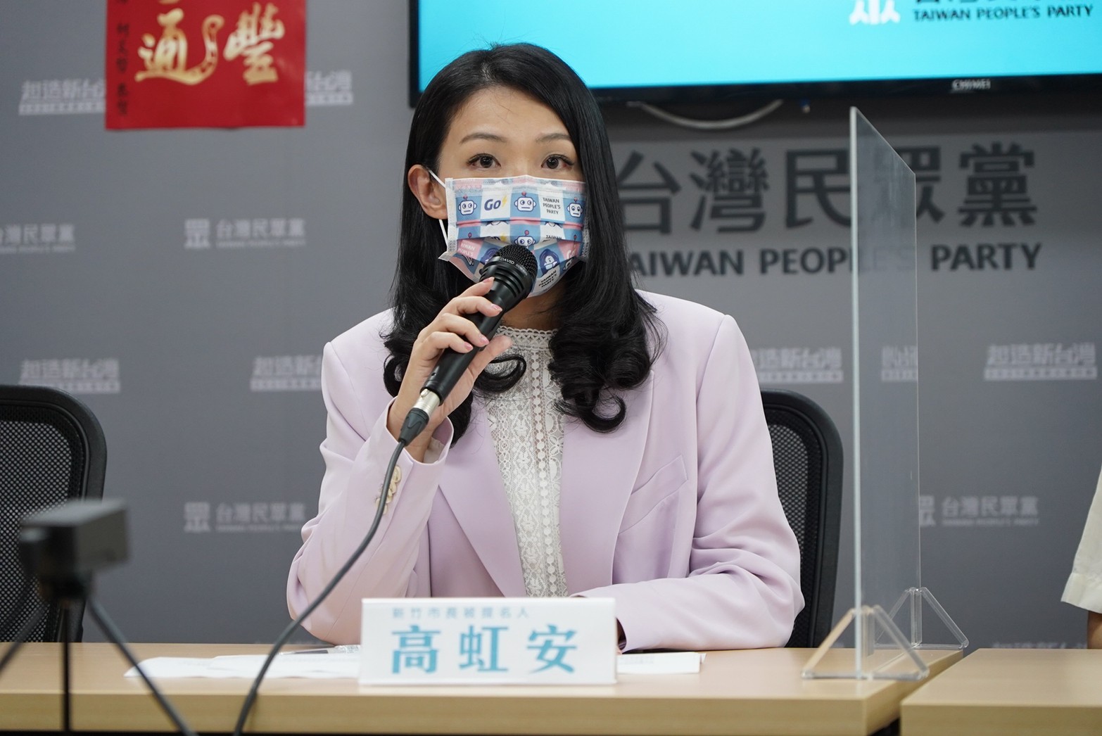 民眾黨新竹市長參選人高虹安的博士論文遭爆涉抄襲，她今早召開記者會強調有引註資策會的論文來源，本刊卻發現高出示的參考文獻根本是「事後加工」。（民眾黨提供）