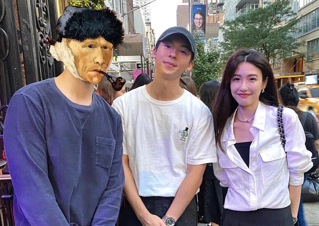 許光漢在紐約酒吧遭粉絲認出。（翻攝自小紅書）