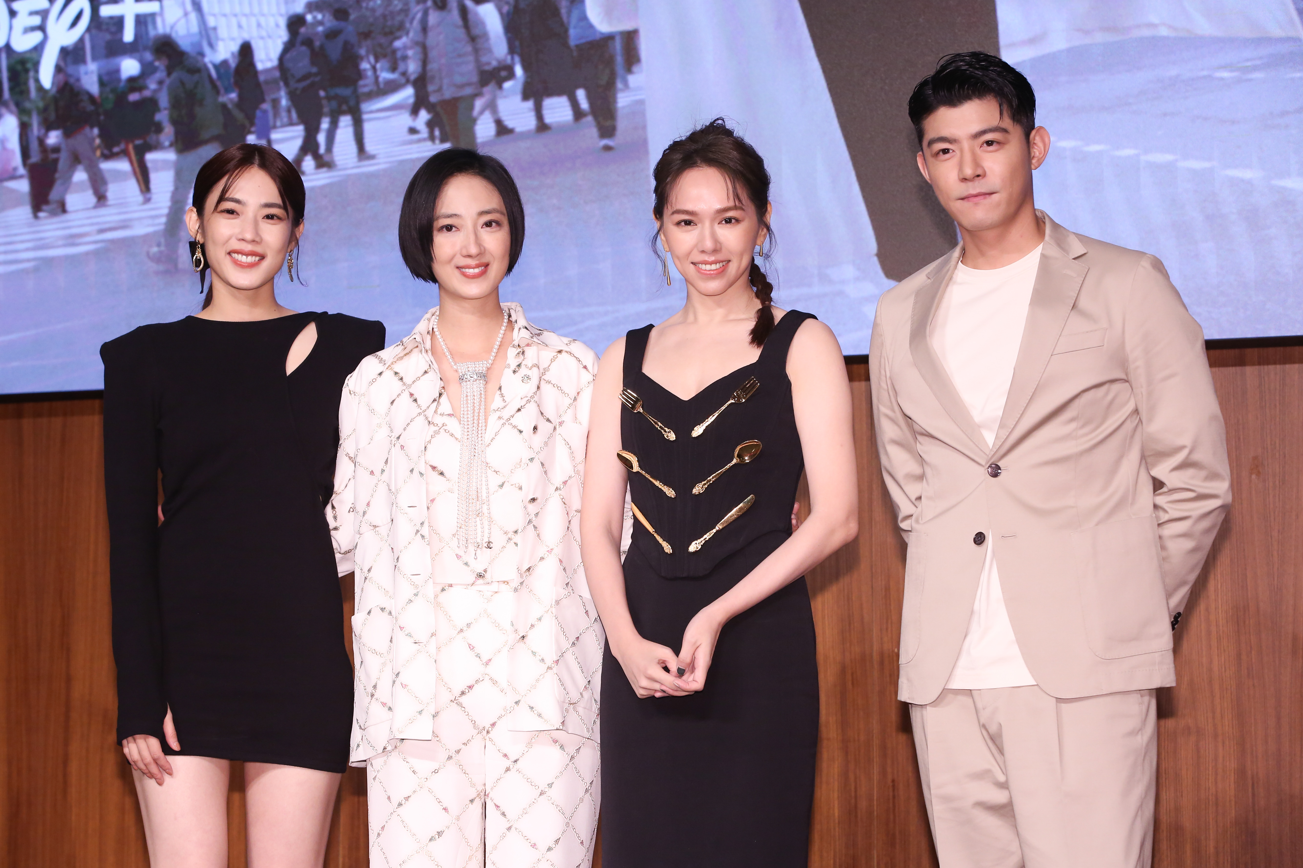 （左起）林思宇、桂綸鎂、夏于喬、王柏傑飾演一起北上的「台南幫」。