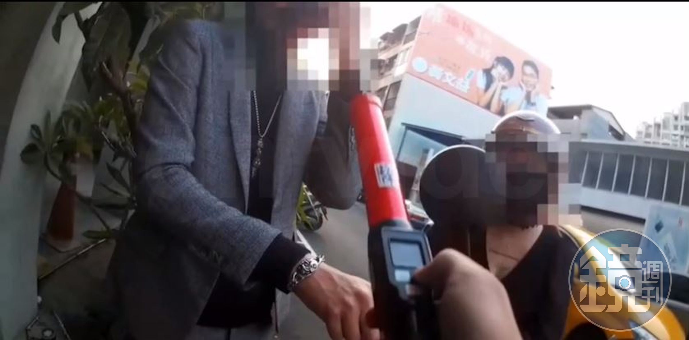 男子不承認酒駕，卻被女友一秒拆穿「有啦，剛有喝兩杯」。（翻攝畫面）