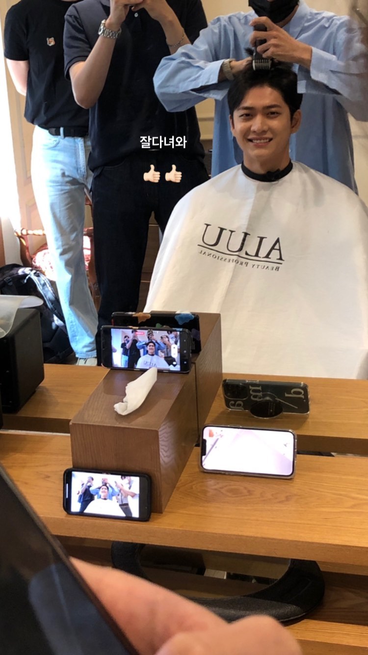 姜泰伍昨為入伍剃平頭,剃頭時顯得有些不安。(翻攝自Instagram)