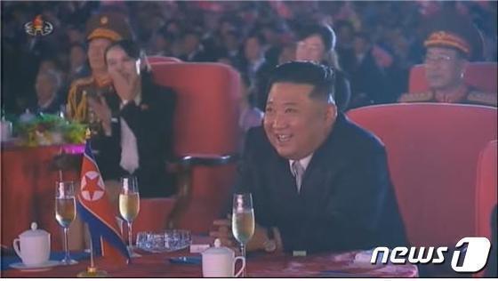 金正恩不斷對著「神祕蘿莉」痴笑。（翻自《NEWS 1》）