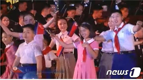 她雖然不是表演主角，但是特寫鏡頭不少。（翻自《NEWS 1》）