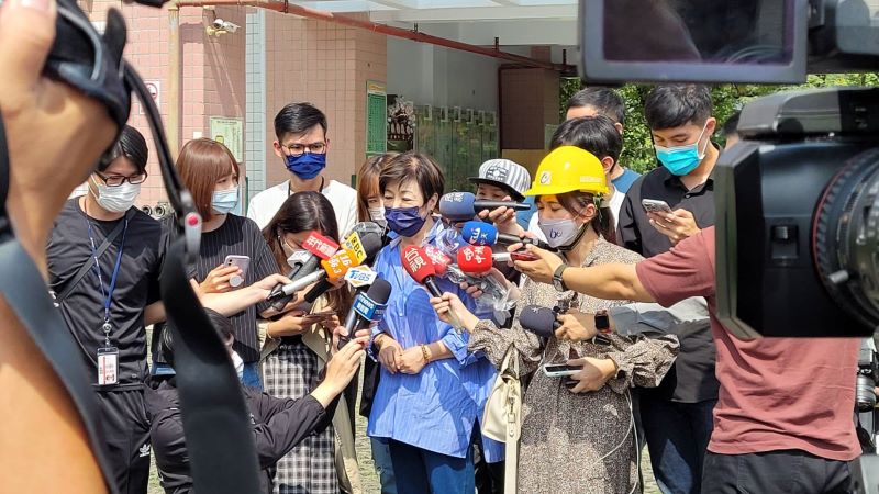 張淑芬今來到花蓮玉里關懷當地民眾與房屋的受災情況。(翻攝自「花蓮最速報」)