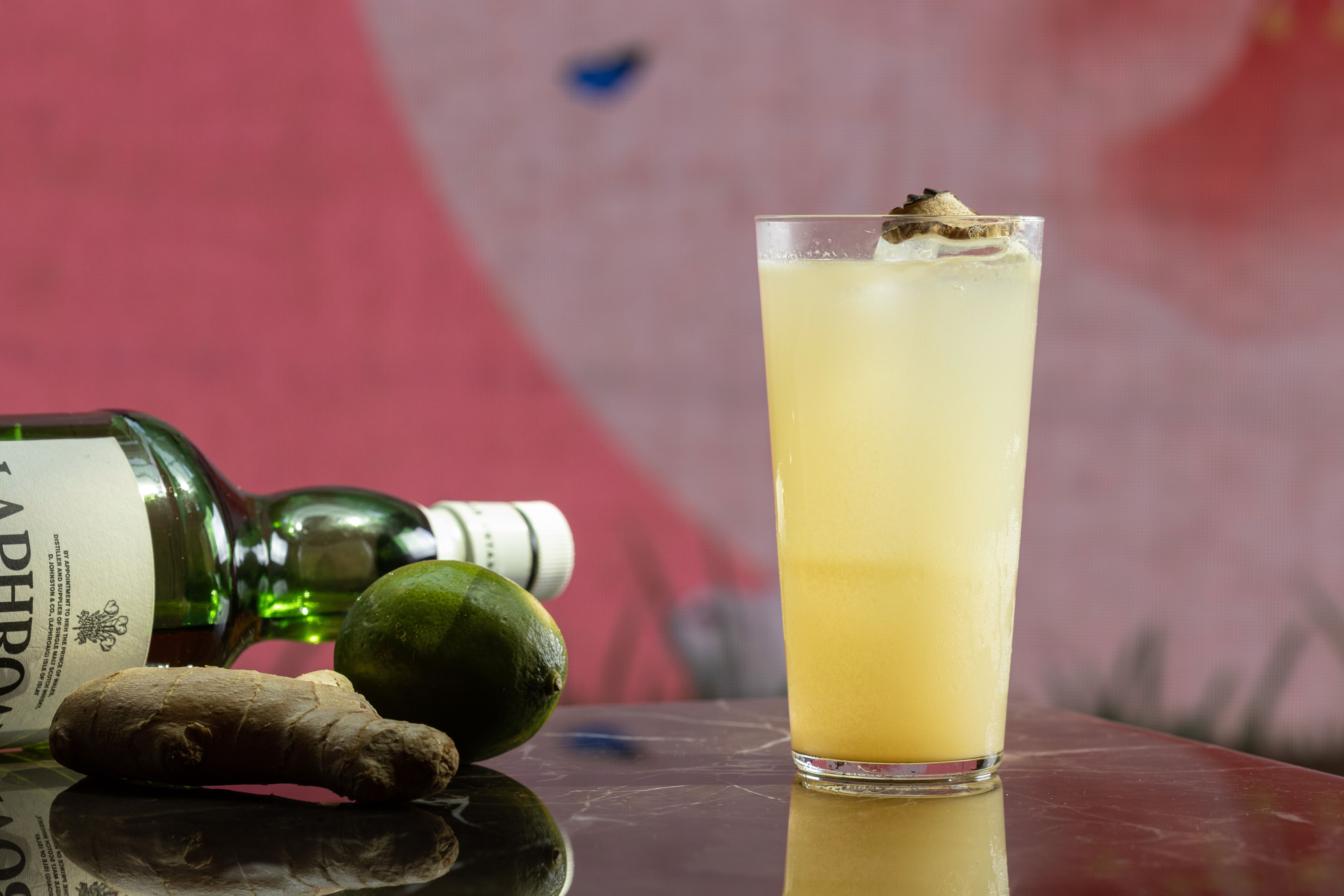 爽快的「Ginger High Ball」帶有幽微薑香，陪襯醉蟹鮮味。（350元／杯）