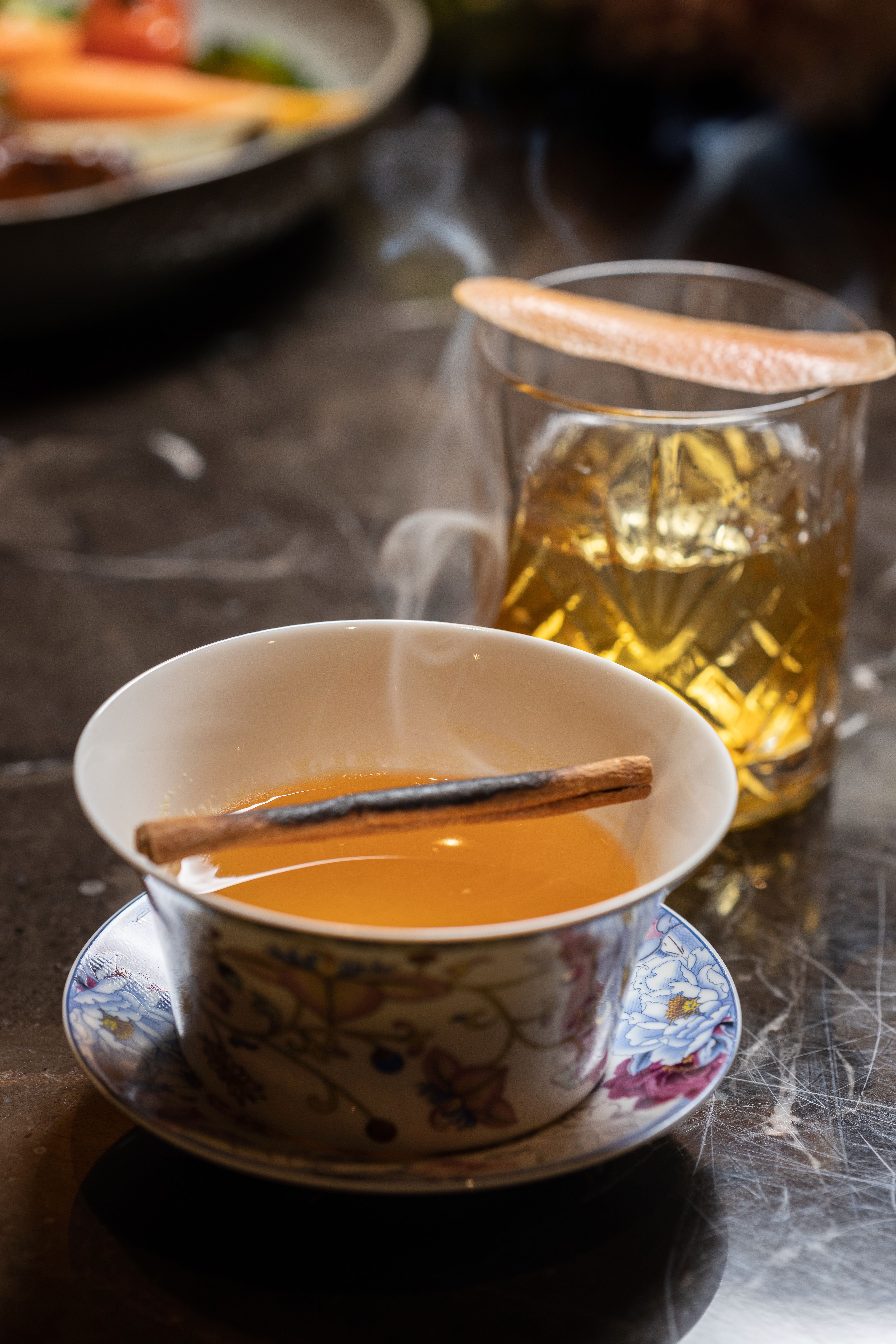 熱調酒「Hot Toddy（前，350元／杯）」的肉桂香氣四溢，溫暖醇厚。「Willy King（後，400元／杯）」則是藏有果香的液態肉桂捲。