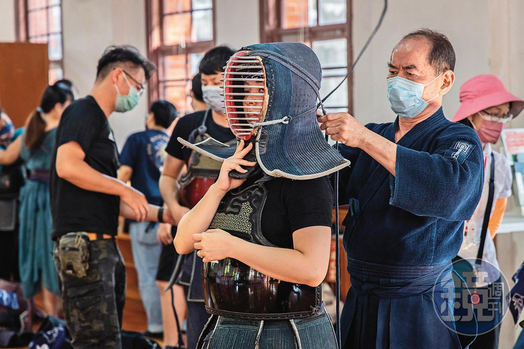 穿上護具後,學員可更盡情練習攻擊動作。