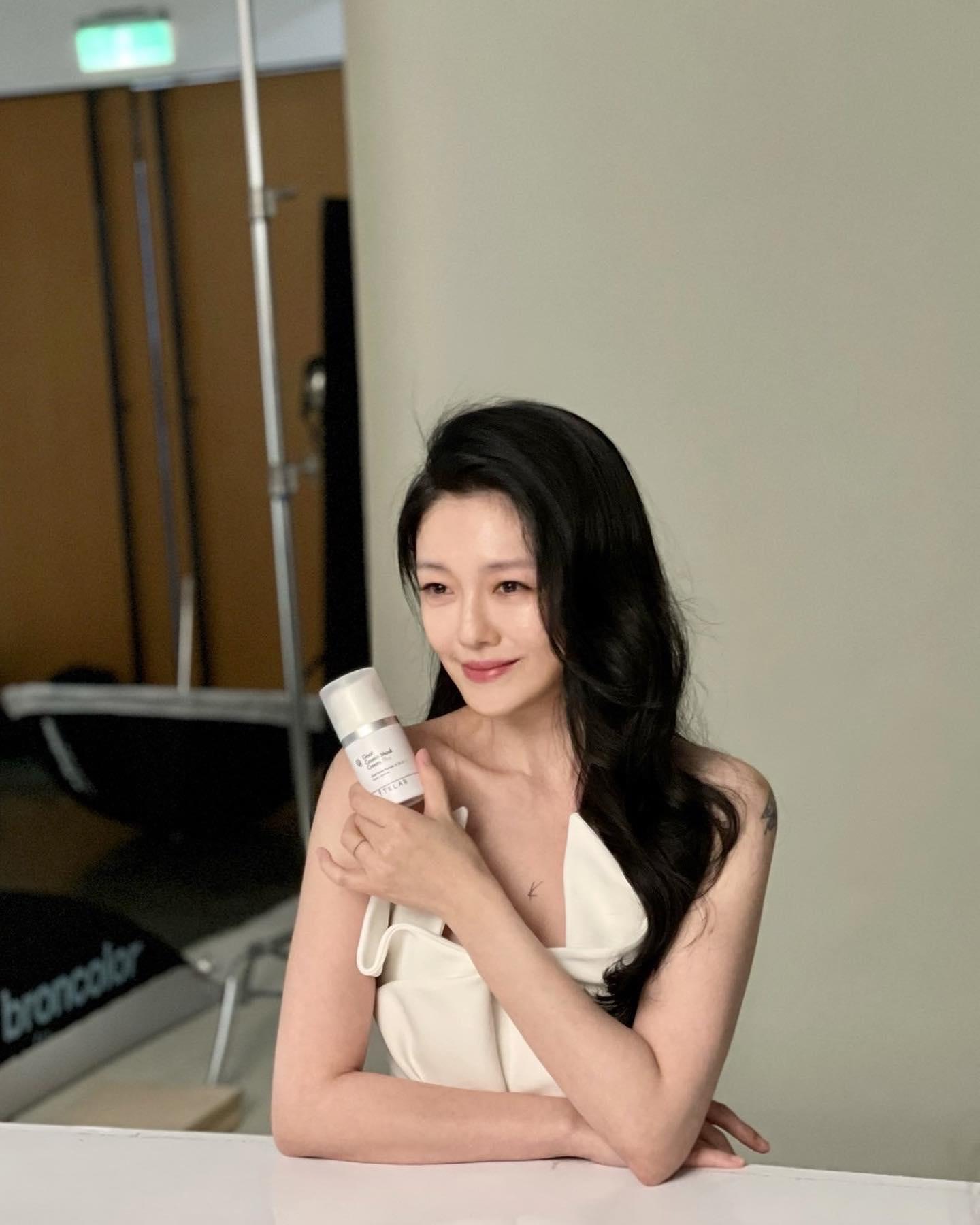 大S復出拍廣告,體態與氣色都極好。(翻攝自asosbarbiedee IG)