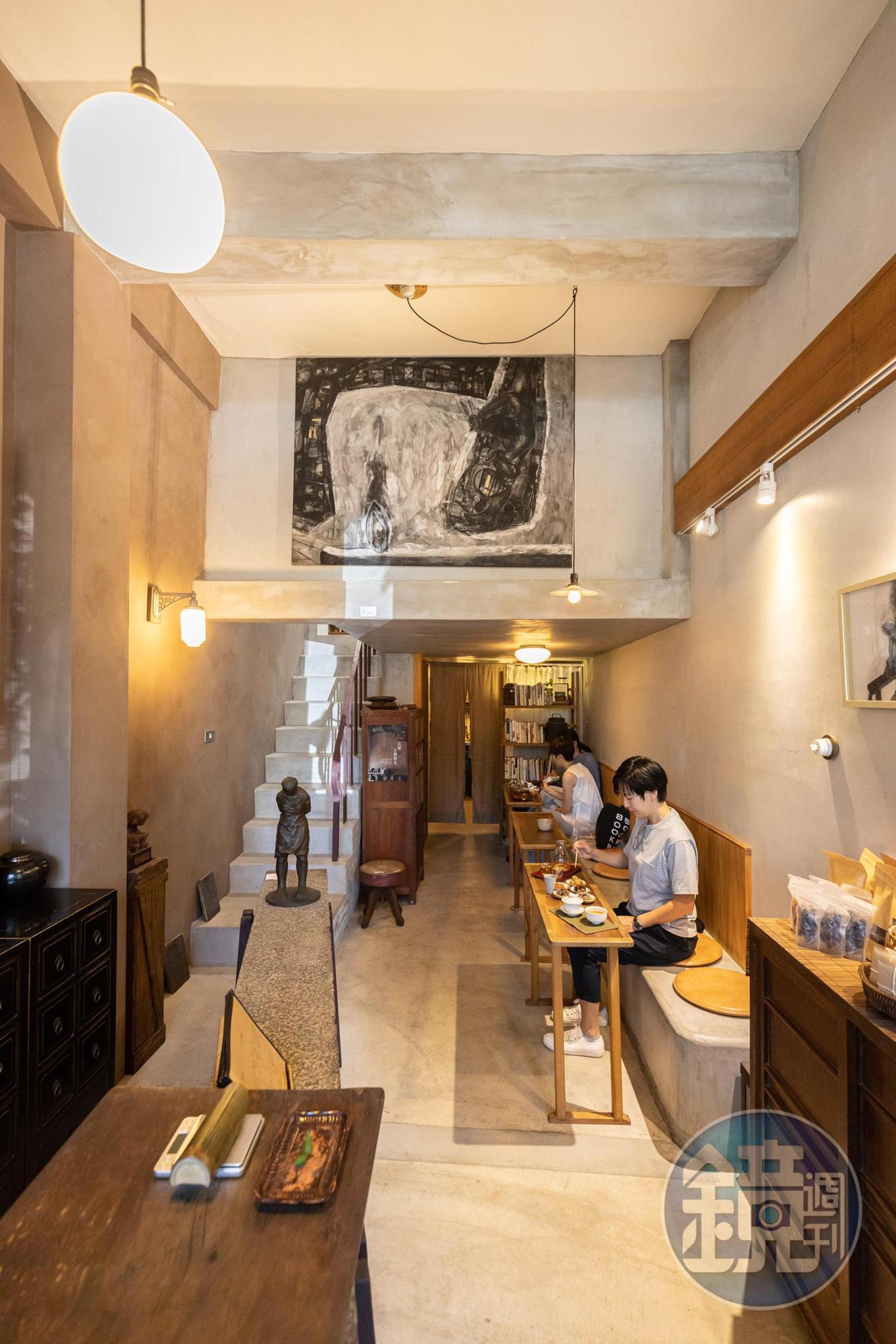 茶屋空間裡不定期展示各種作品，包括牆面上的畫作、銅件雕塑等，皆為展售品。