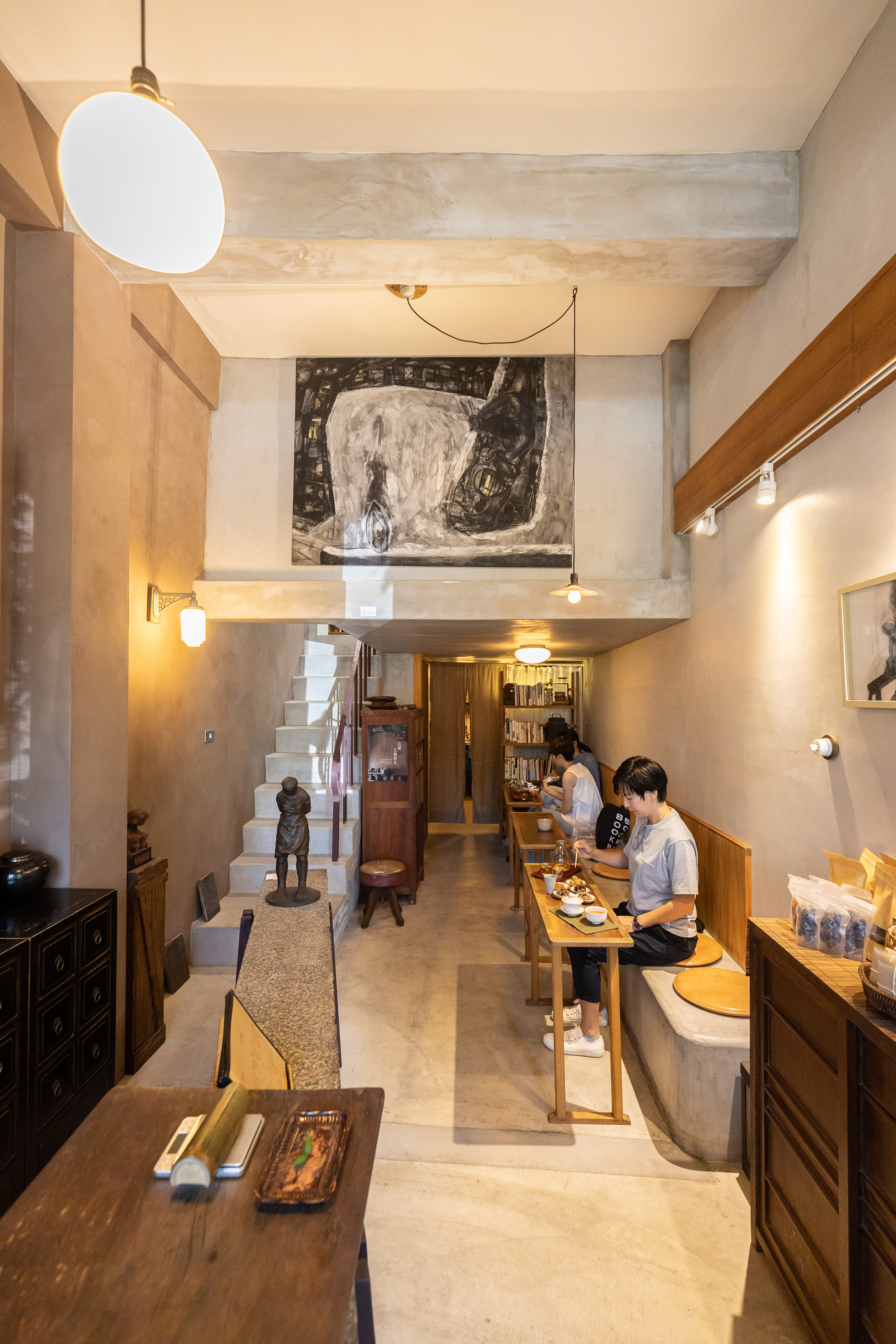 茶屋空間裡不定期展示各種作品，包括牆面上的畫作、銅件雕塑等，皆為展售品。