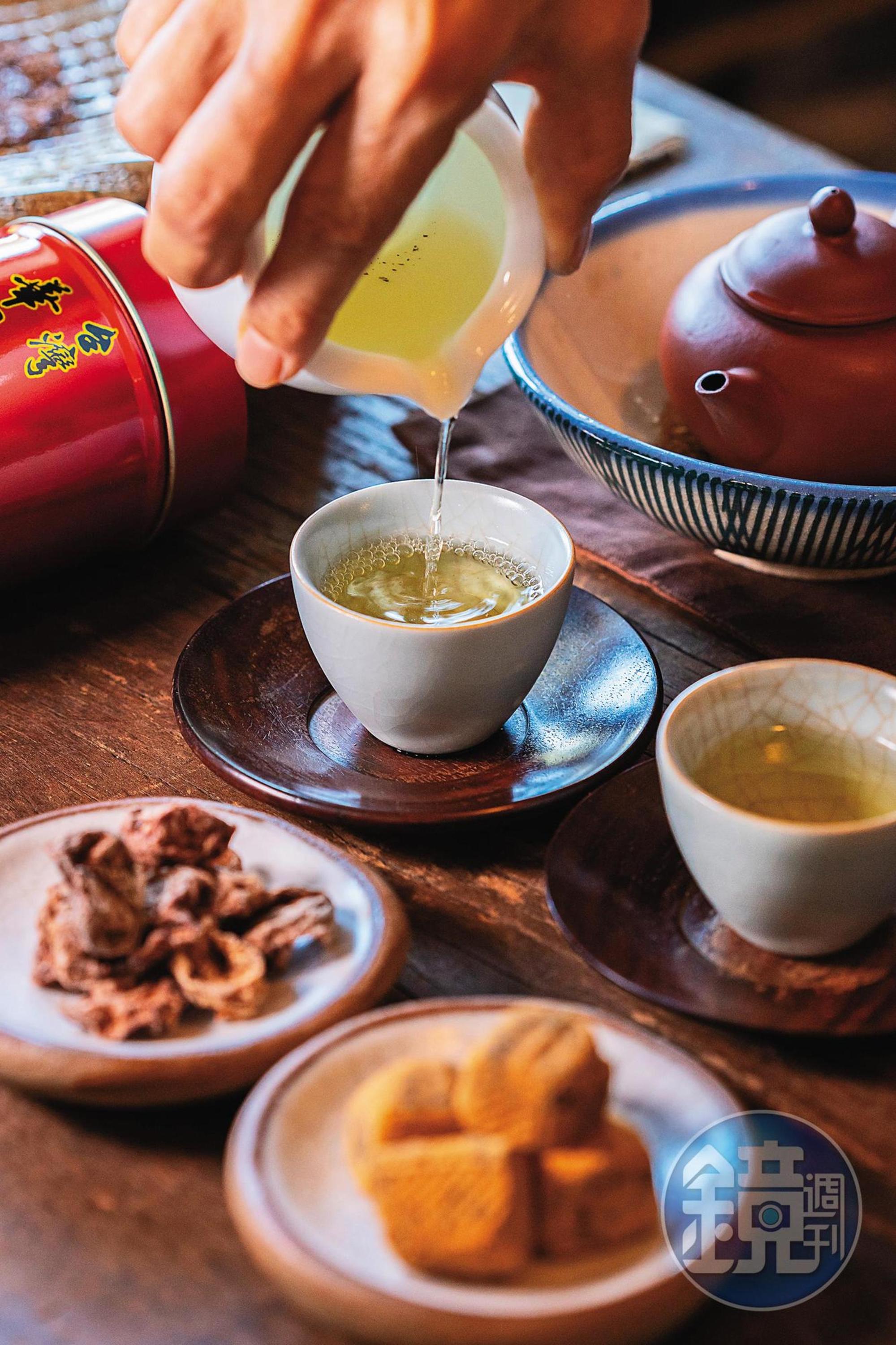 在乙木可點上一壺在高海拔種植的「華岡高山鐵觀音」冷泡茶，品味鐵觀音的清香與果香。（120元／壺）