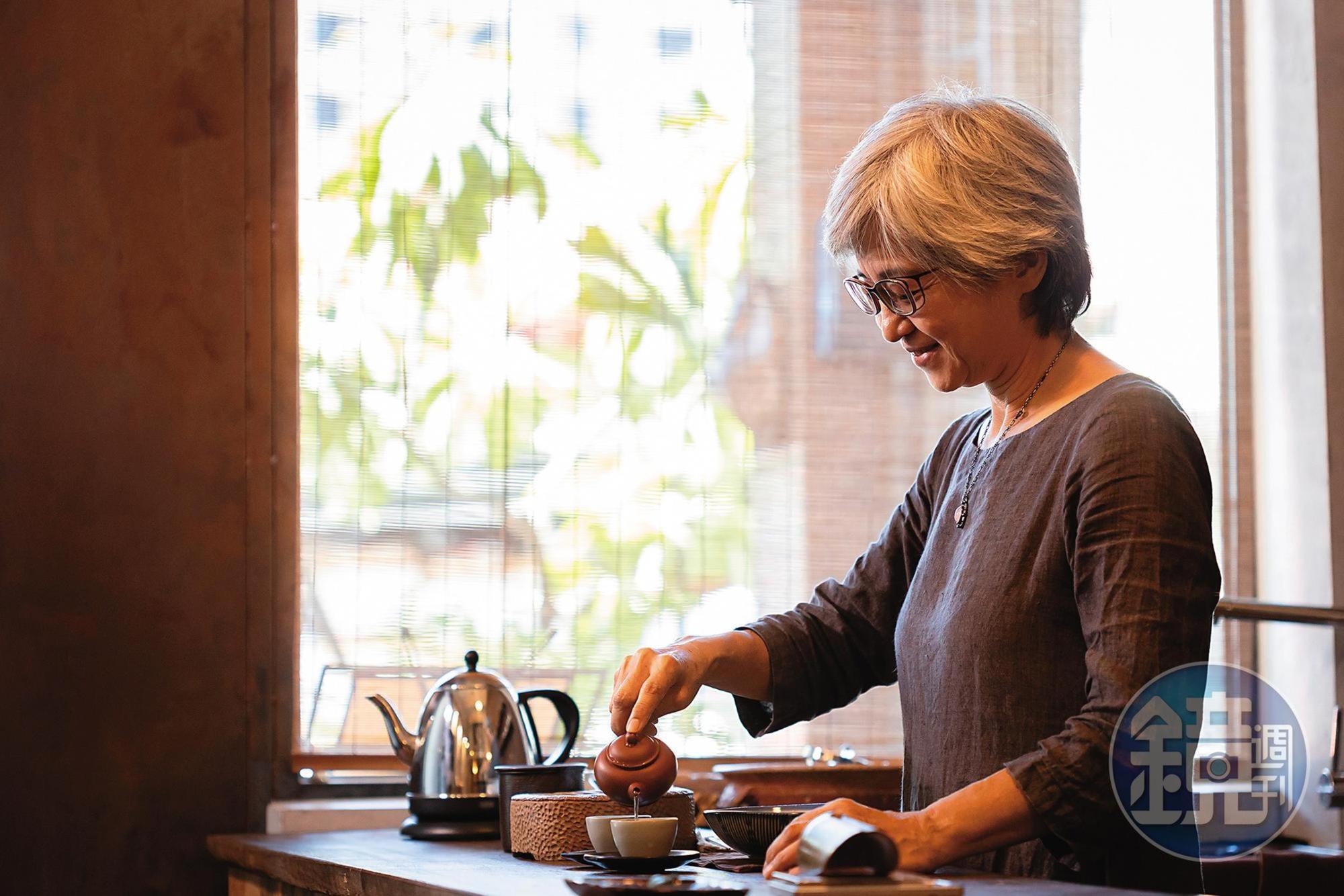 石姐年輕時就從事茶館經營，退休後選擇老屋開店，享受事業第二春。
