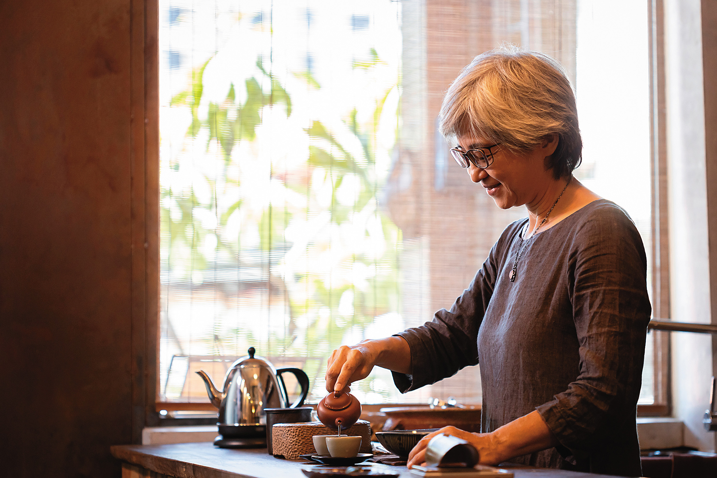 石姐年輕時就從事茶館經營，退休後選擇老屋開店，享受事業第二春。