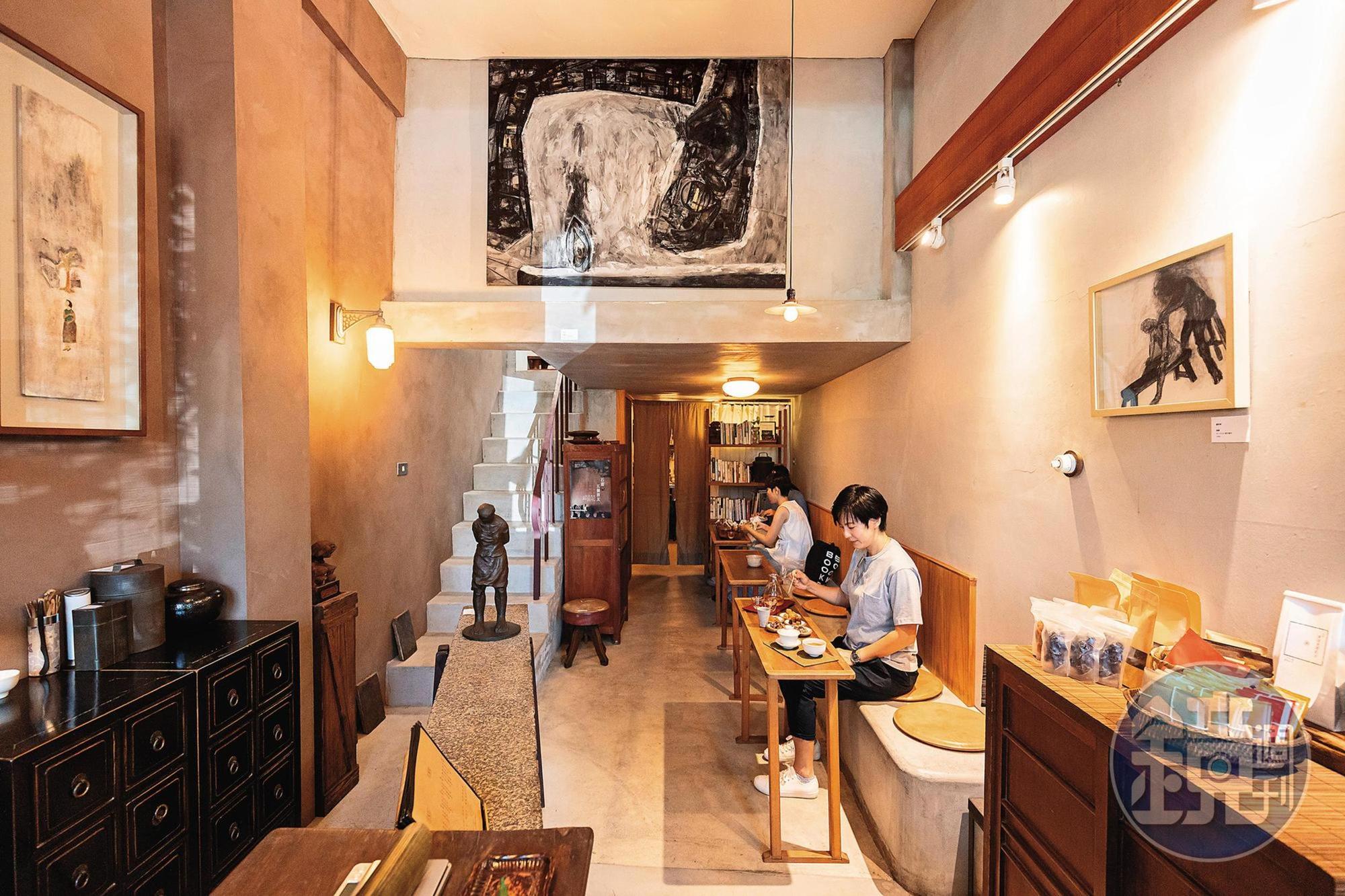 「乙木」是一間融合飲茶、藝廊與選物的茶屋，走進店內彷彿就能與外界的吵雜喧鬧隔絕，而且在這裡喝茶有種說不出來的輕鬆感。