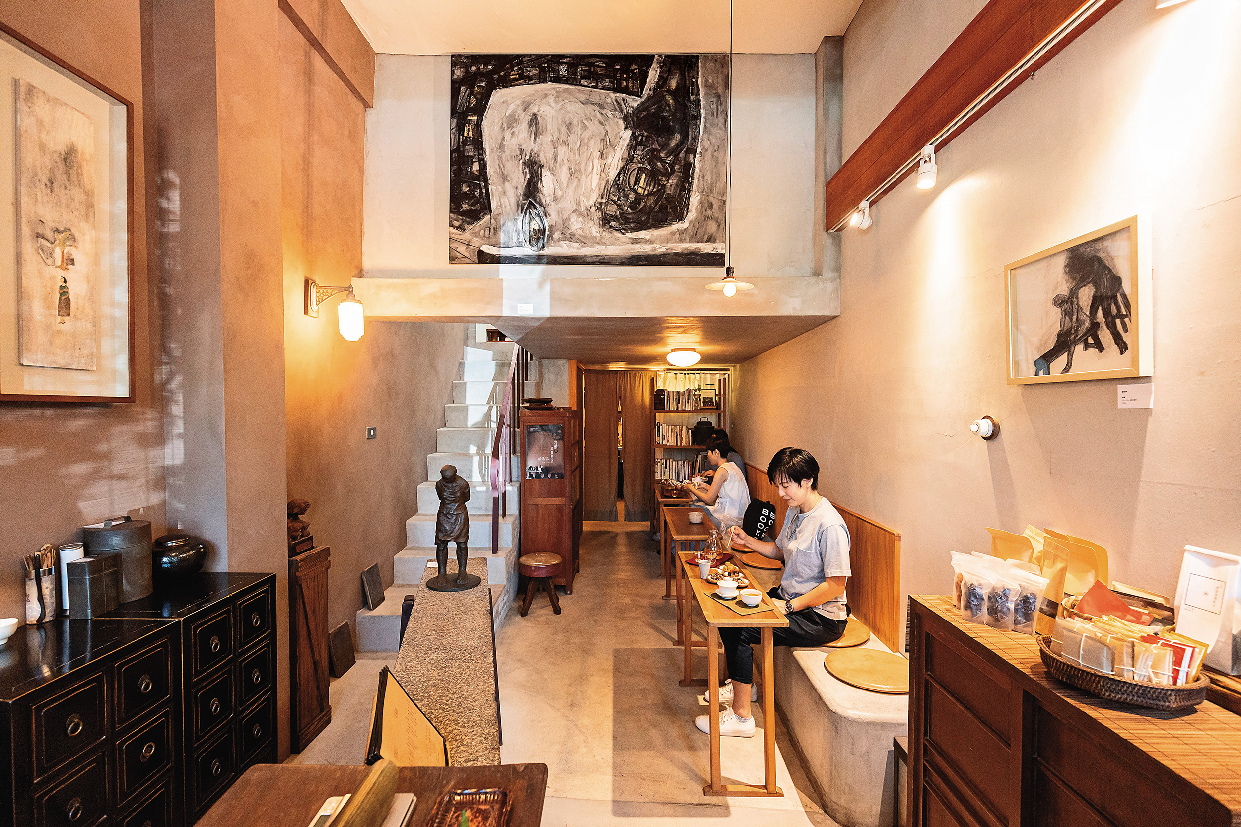 「乙木」是一間融合飲茶、藝廊與選物的茶屋，走進店內彷彿就能與外界的吵雜喧鬧隔絕，而且在這裡喝茶有種說不出來的輕鬆感。