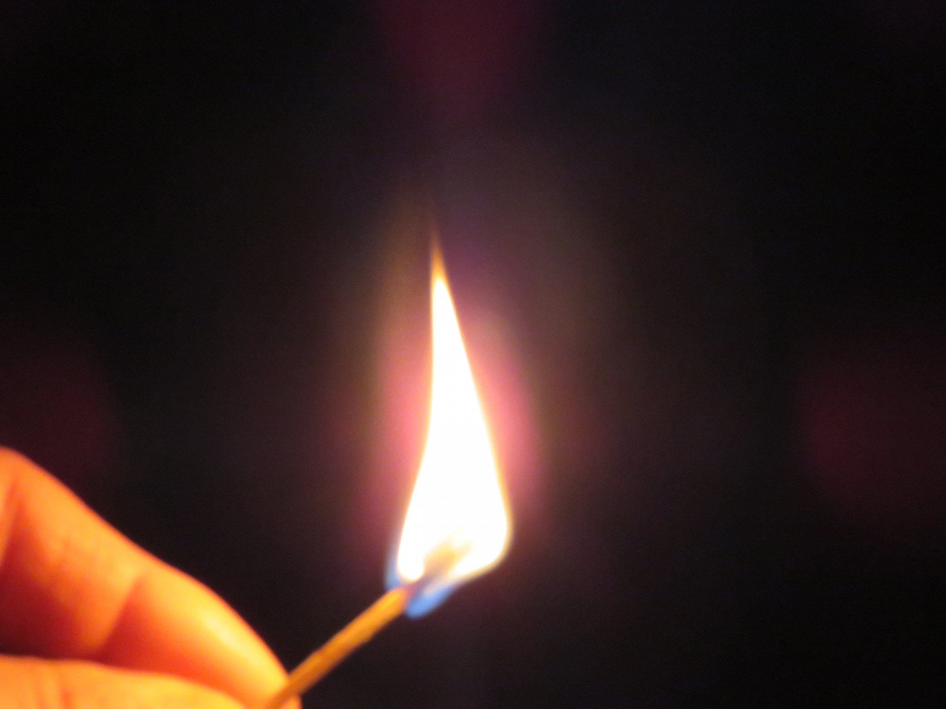 巴基斯坦一名父親因為想教訓12歲兒子不寫功課，竟不小心將小孩燒死。（示意圖，photoAC）