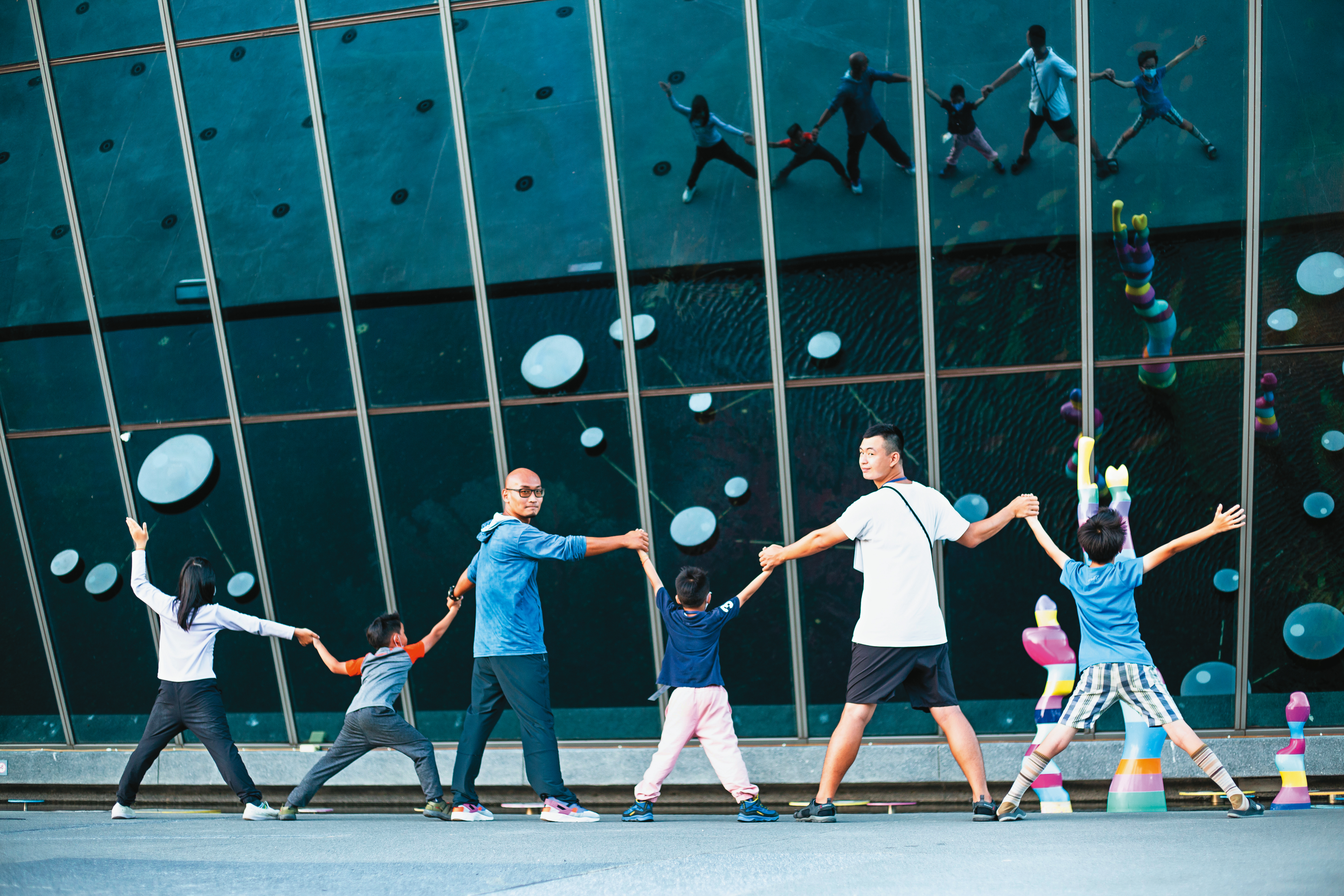 陶璽工作室創辦人曲智鑛（左3）、老師鄭瑋漢（右2）都有ADHD特質。這個暑假，他們帶著學生一起上山下海。