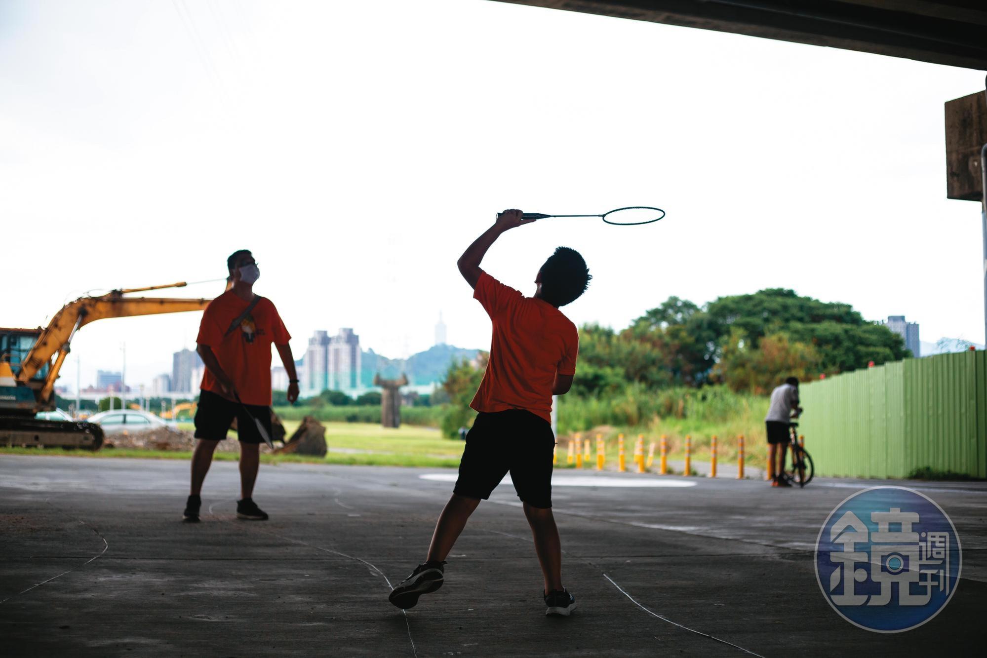 這天，齊齊（右）與家人到河濱公園打羽球，運動能改善ADHD的症狀。 